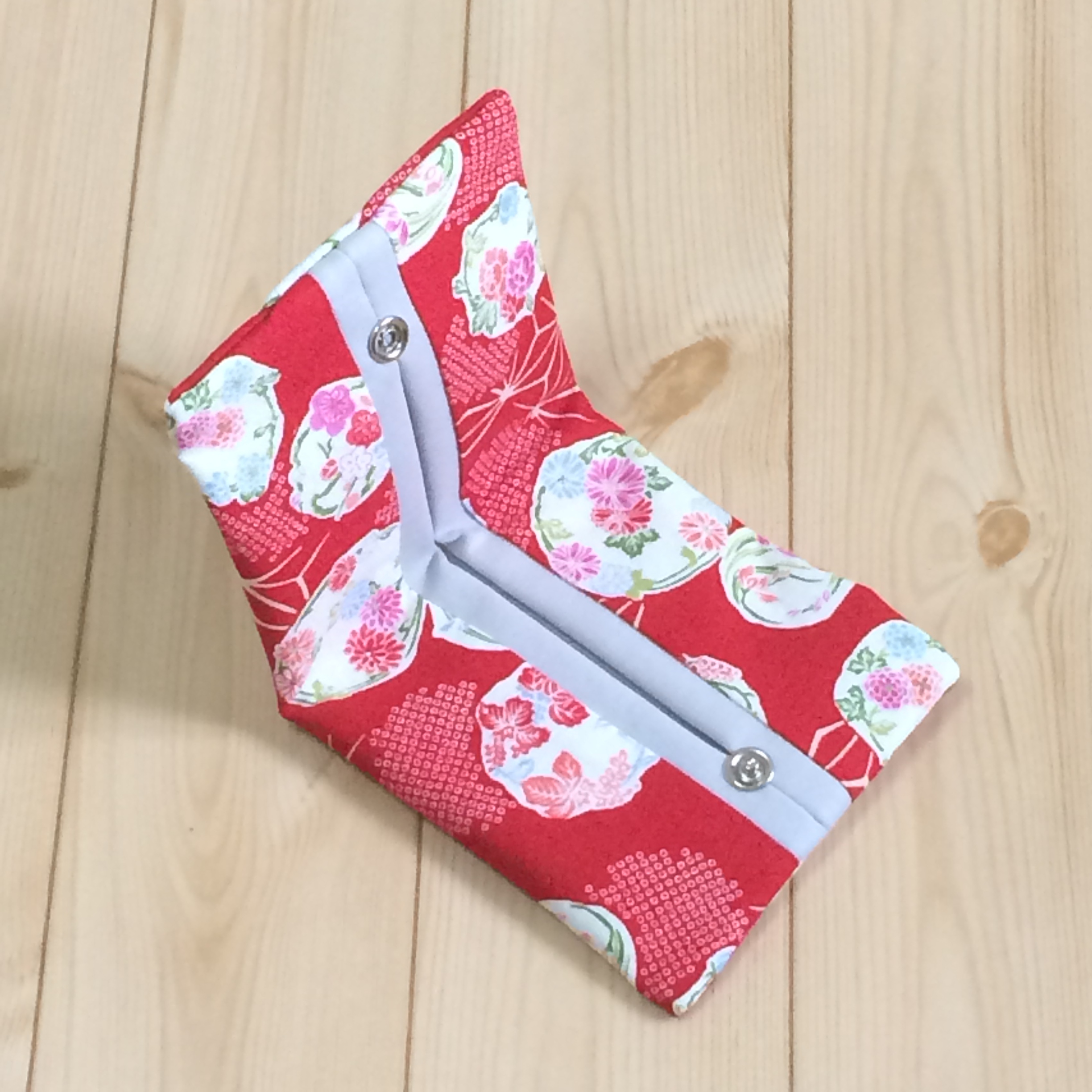 かわいい和柄 パタンと折りたたみ携帯ティッシュケース ボックスティッシュから詰替え 花柄 二つ折り レッド M 561 Iichi ハンドメイド クラフト作品 手仕事品の通販