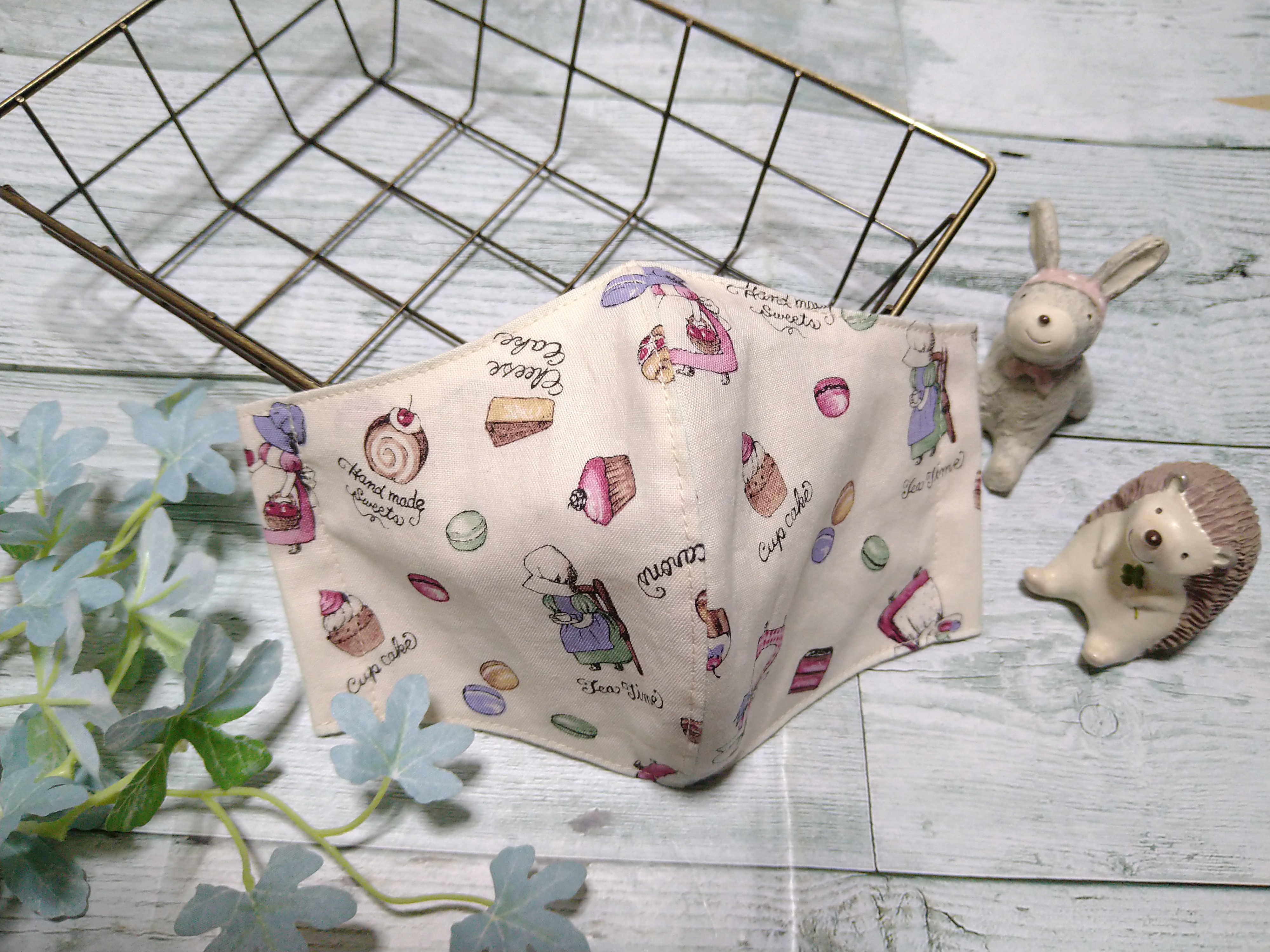 送料無料 生成りベースに女の子とスイーツの柄が可愛いマスクです Iichi ハンドメイド クラフト作品 手仕事品の通販