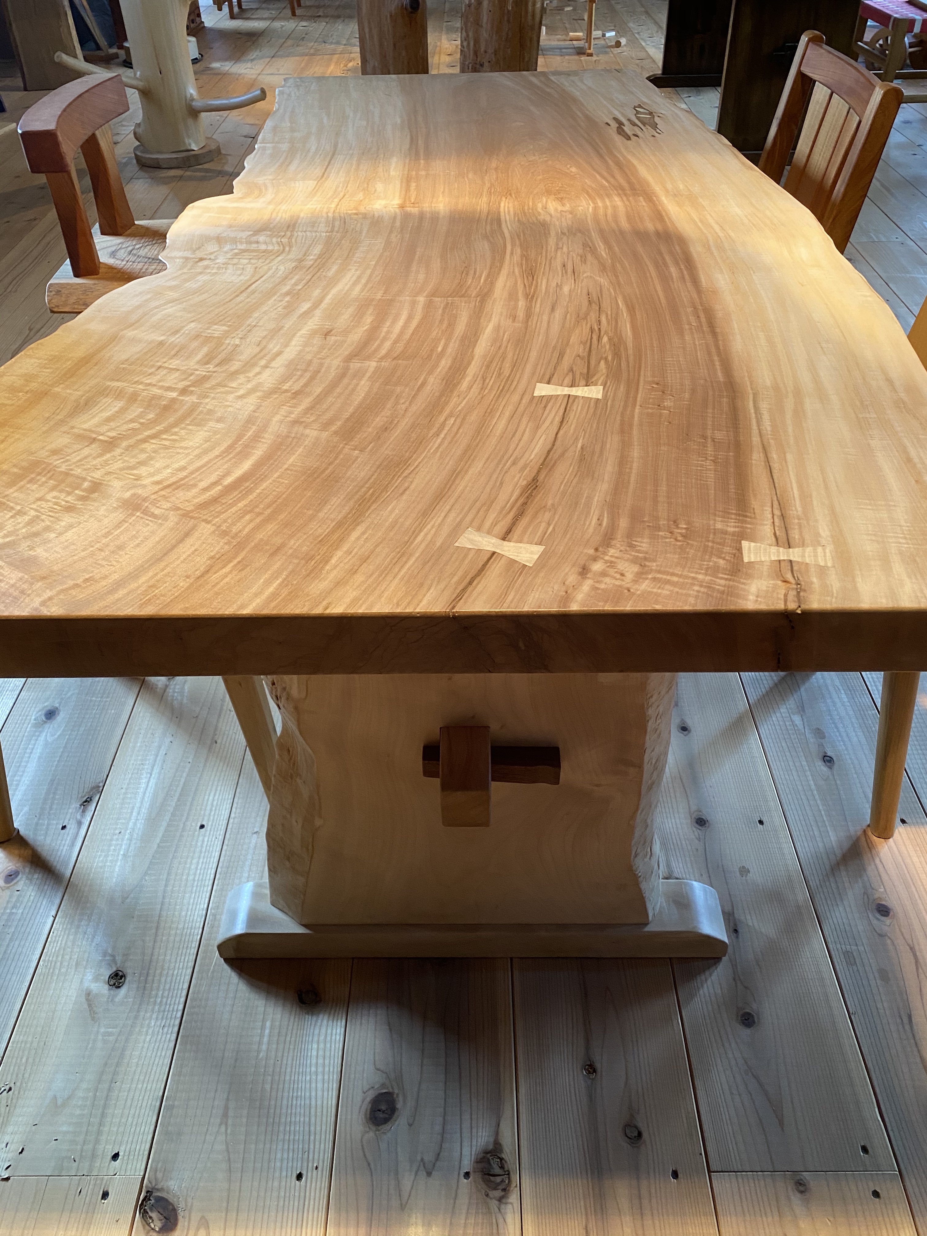 箕面BOSCO 栃の木一枚板テーブル貴重 【公式通販】