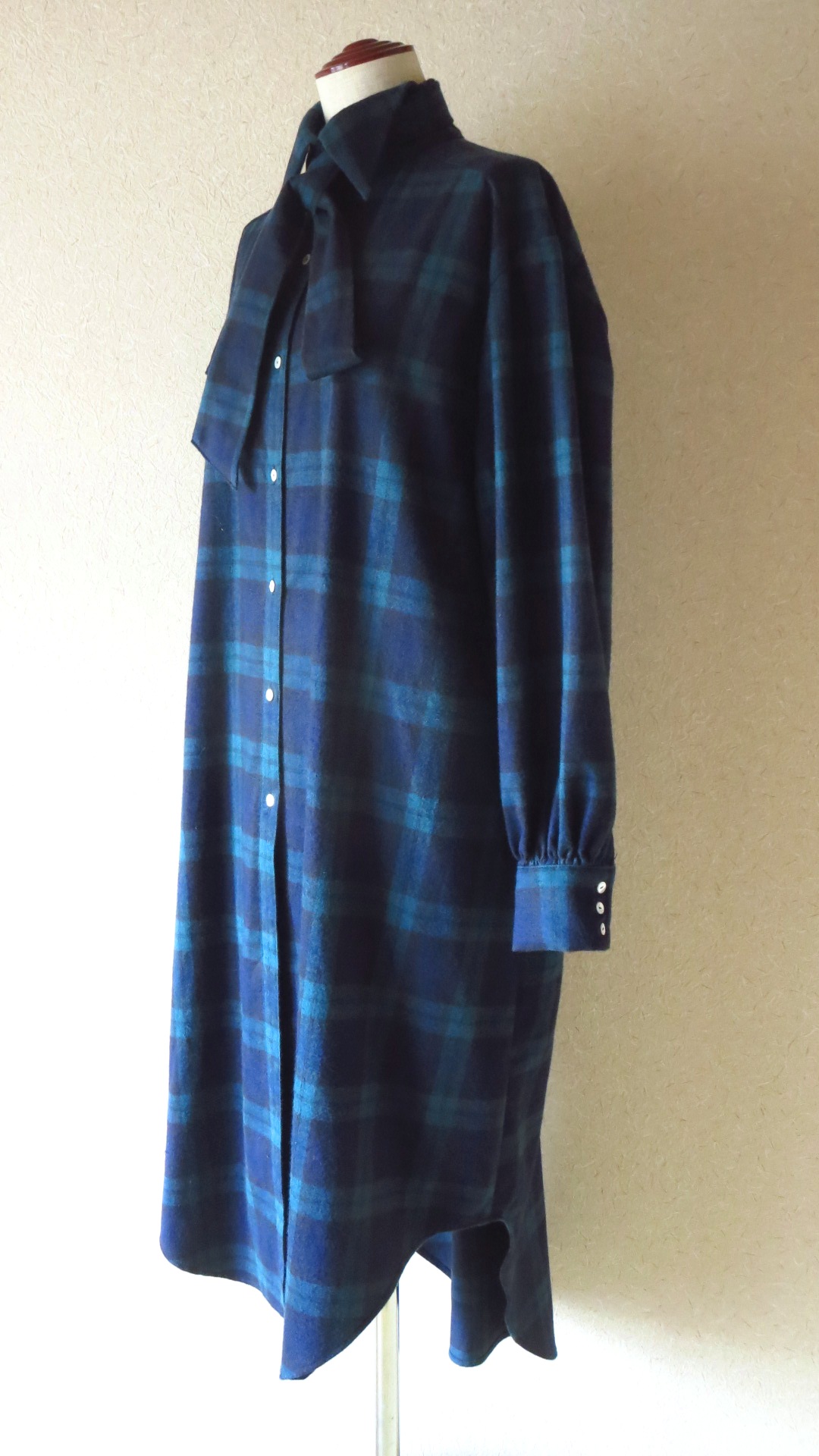 ウィングカラーのオーバーサイズシャツワンピース 高台衿 コットンネル タータンチェック ブラックウォッチ タイ付 Iichi ハンドメイド クラフト作品 手仕事品の通販