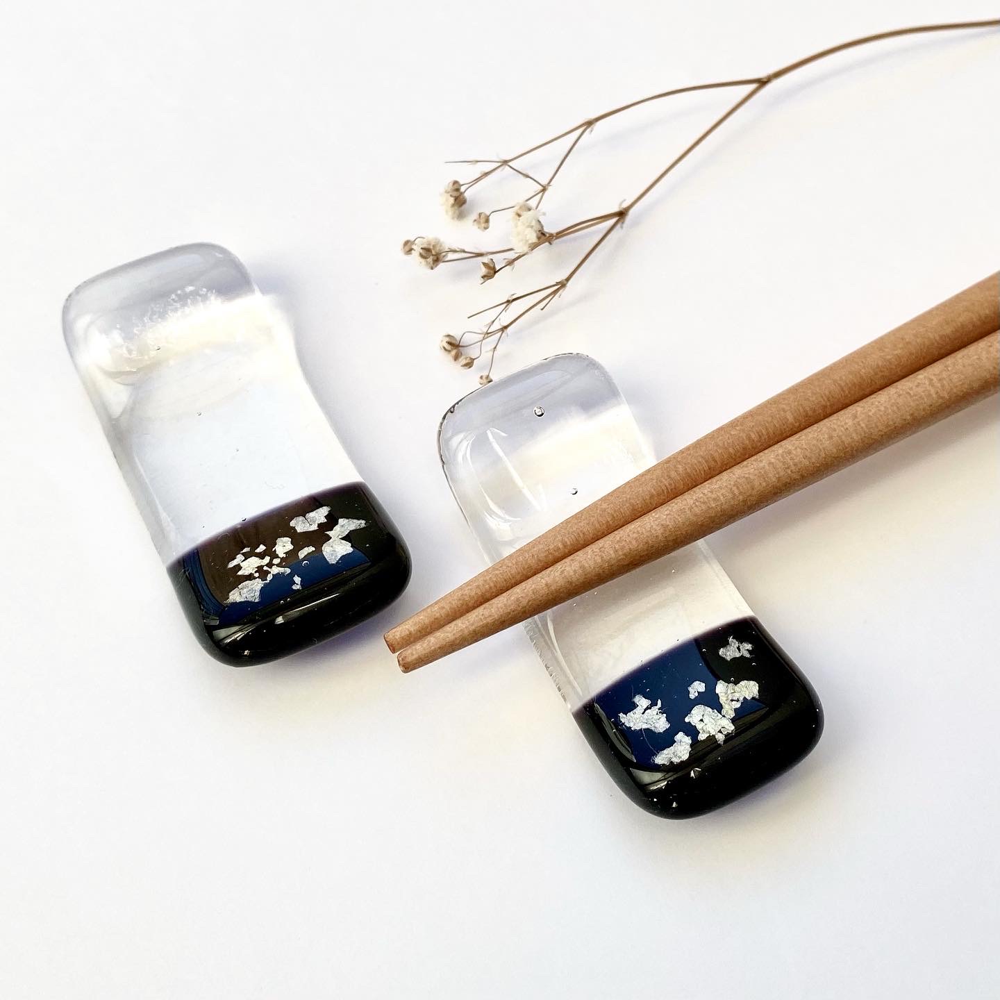 水の中の銀河 濃い紫色と透明ガラスに銀箔を閉じ込めた箸置き 2個セット Iichi ハンドメイド クラフト作品 手仕事品の通販