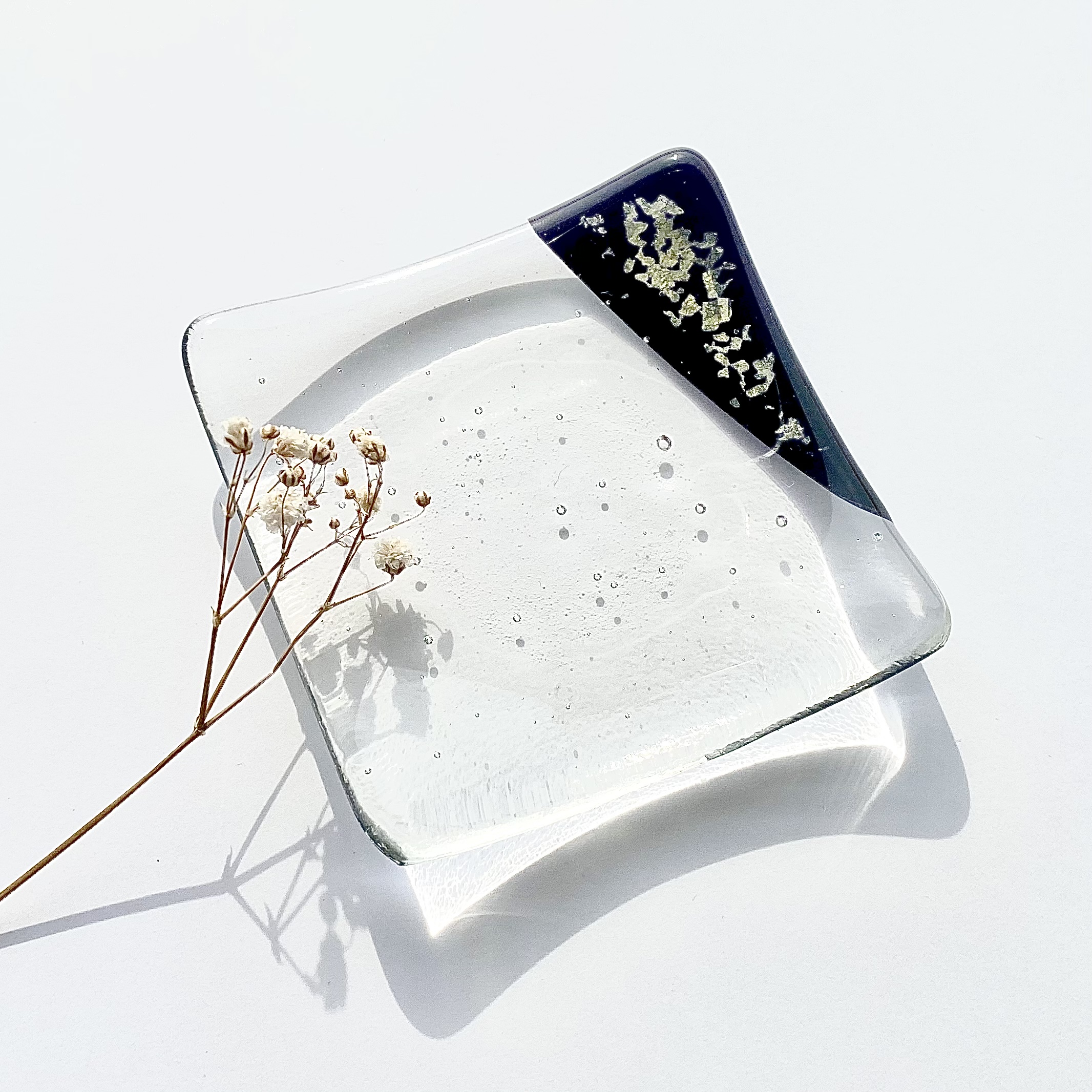 水の中の銀河 銀箔を濃い紫色のガラスに閉じ込めた小皿 Iichi ハンドメイド クラフト作品 手仕事品の通販