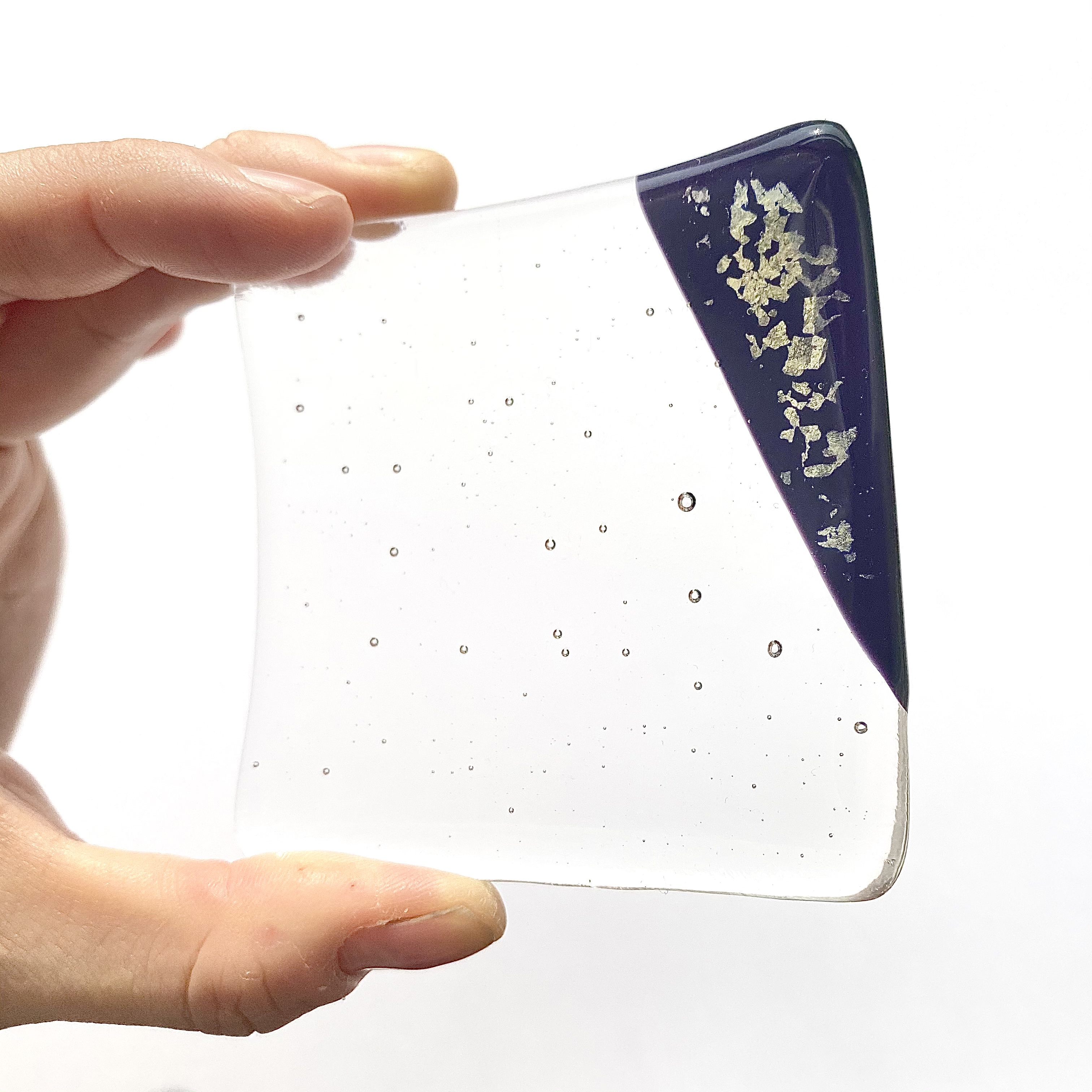 水の中の銀河 銀箔を濃い紫色のガラスに閉じ込めた小皿 Iichi ハンドメイド クラフト作品 手仕事品の通販