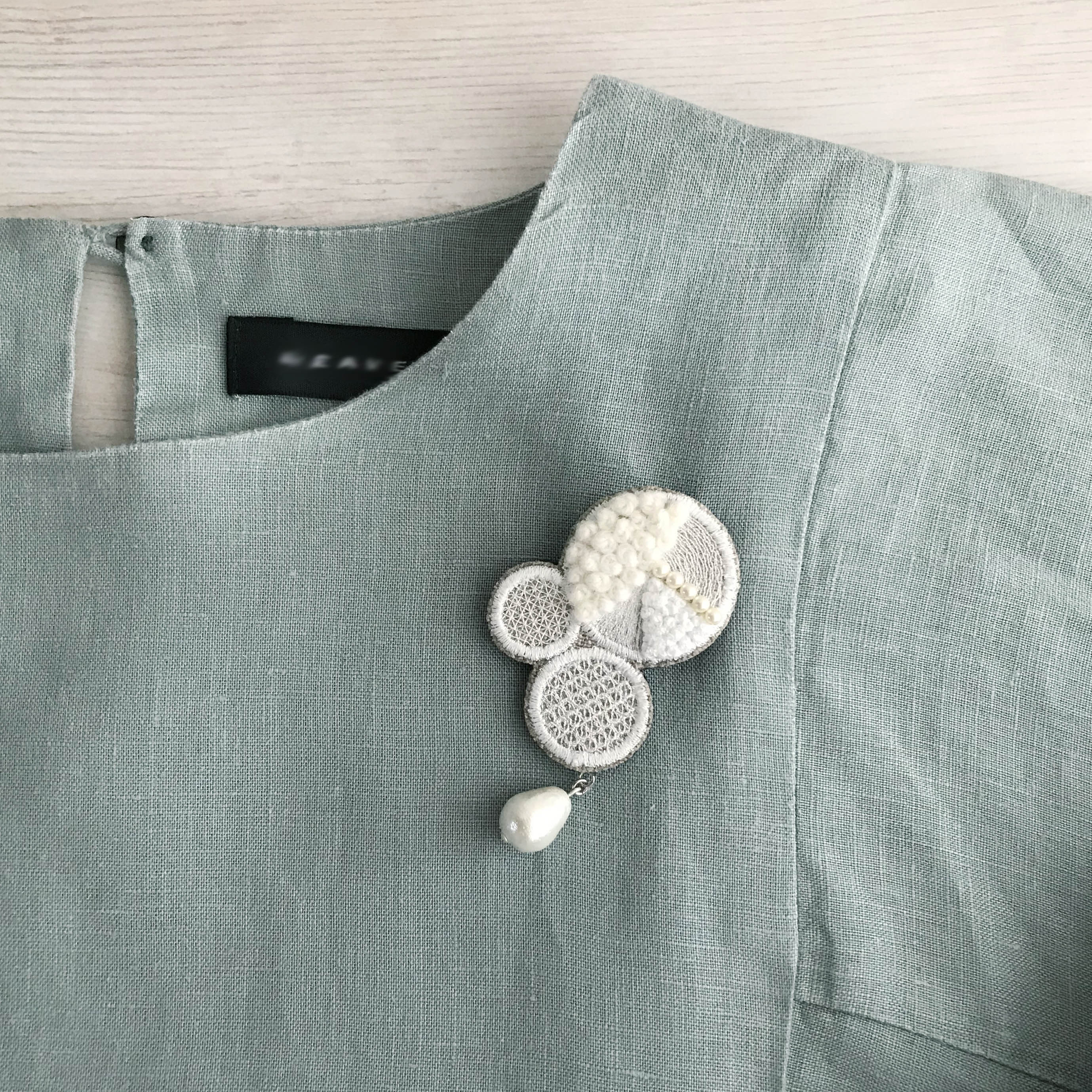 幾何学模様の刺繍ブローチ ホワイト 受注制作 Iichi ハンドメイド クラフト作品 手仕事品の通販 幾何学模様の刺繍ブローチ ホワイト 受注制作 Iichi ハンドメイド クラフト作品 手仕事品の通販