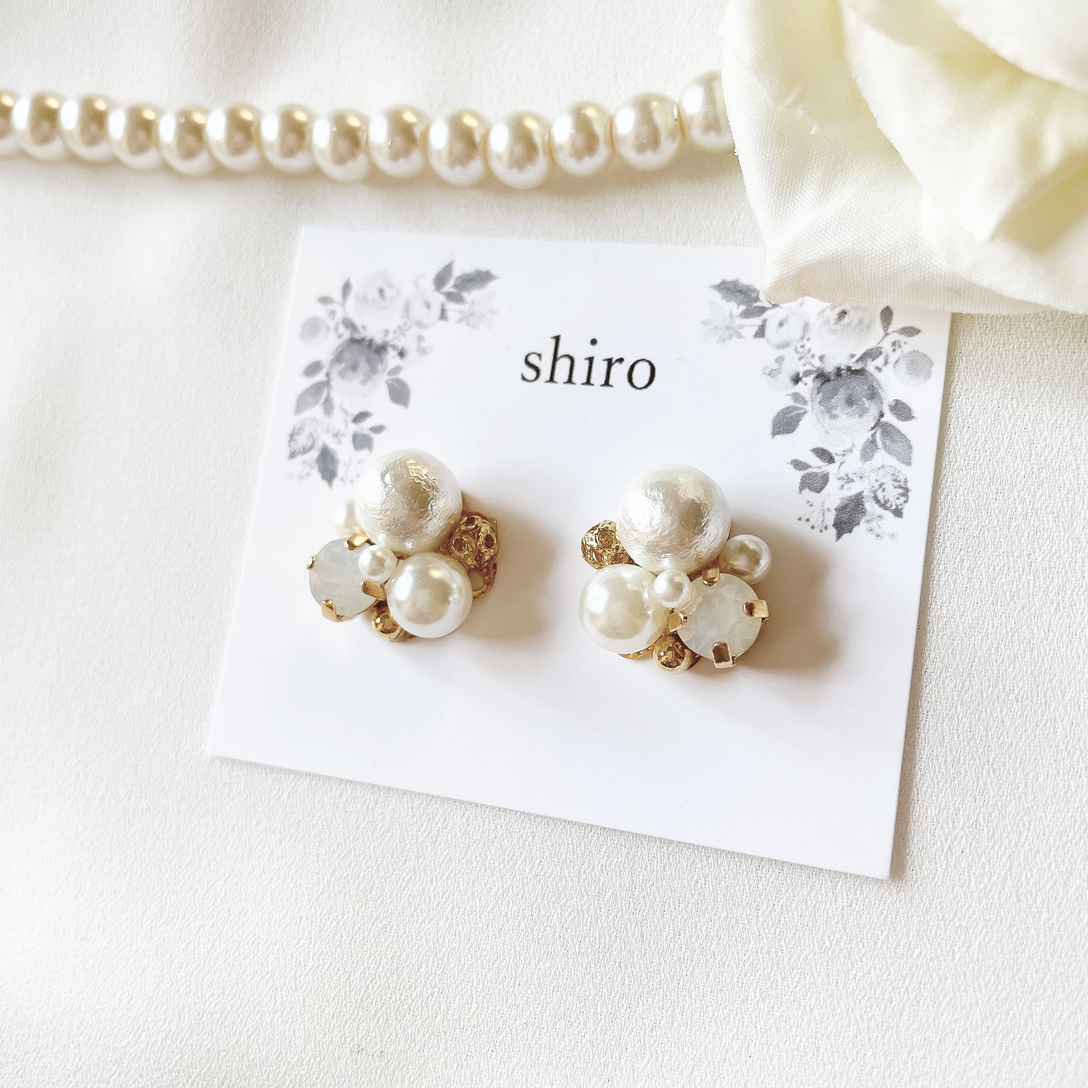 スワロフスキーホワイトオパールとコットンパールのビジューピアス 卒業式 入学式 結婚式 フォーマル Iichi ハンドメイド クラフト作品 手仕事品の通販