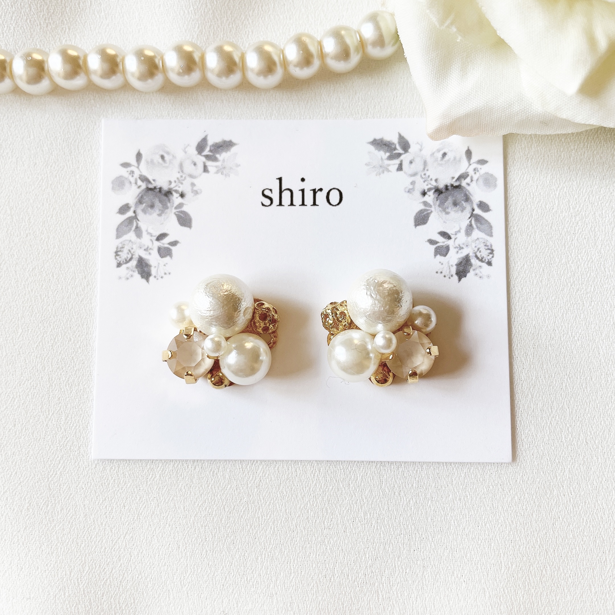 スワロフスキーアイボリークリームとコットンパールのビジューピアス 卒業式 入学式 結婚式 七五三 フォーマル Iichi ハンドメイド クラフト作品 手仕事品の通販