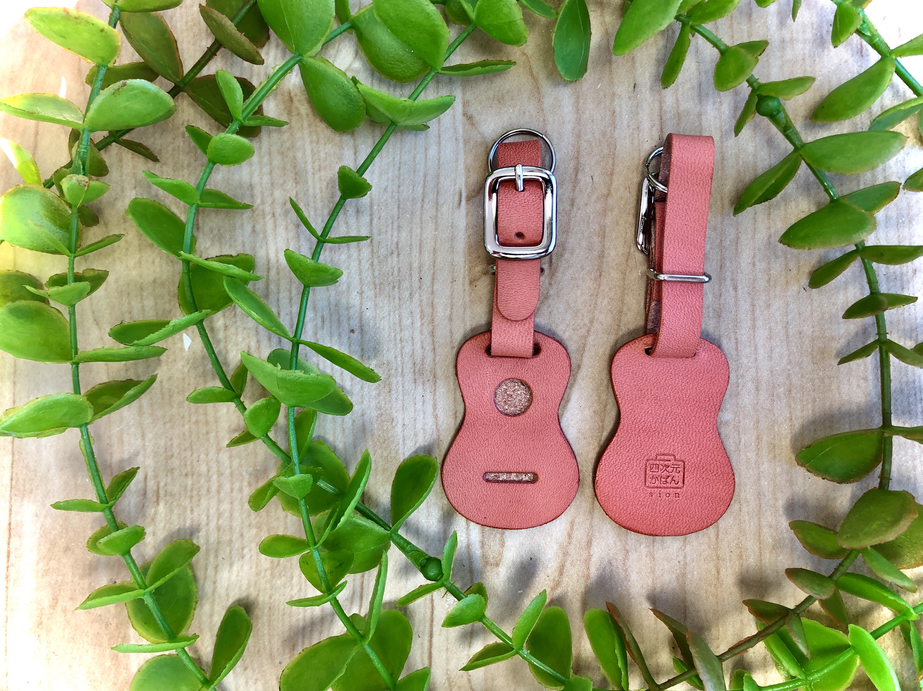 ウクレレ型の革タグ ストラップ キーホルダー ピンク 無地 Iichi ハンドメイド クラフト作品 手仕事品の通販