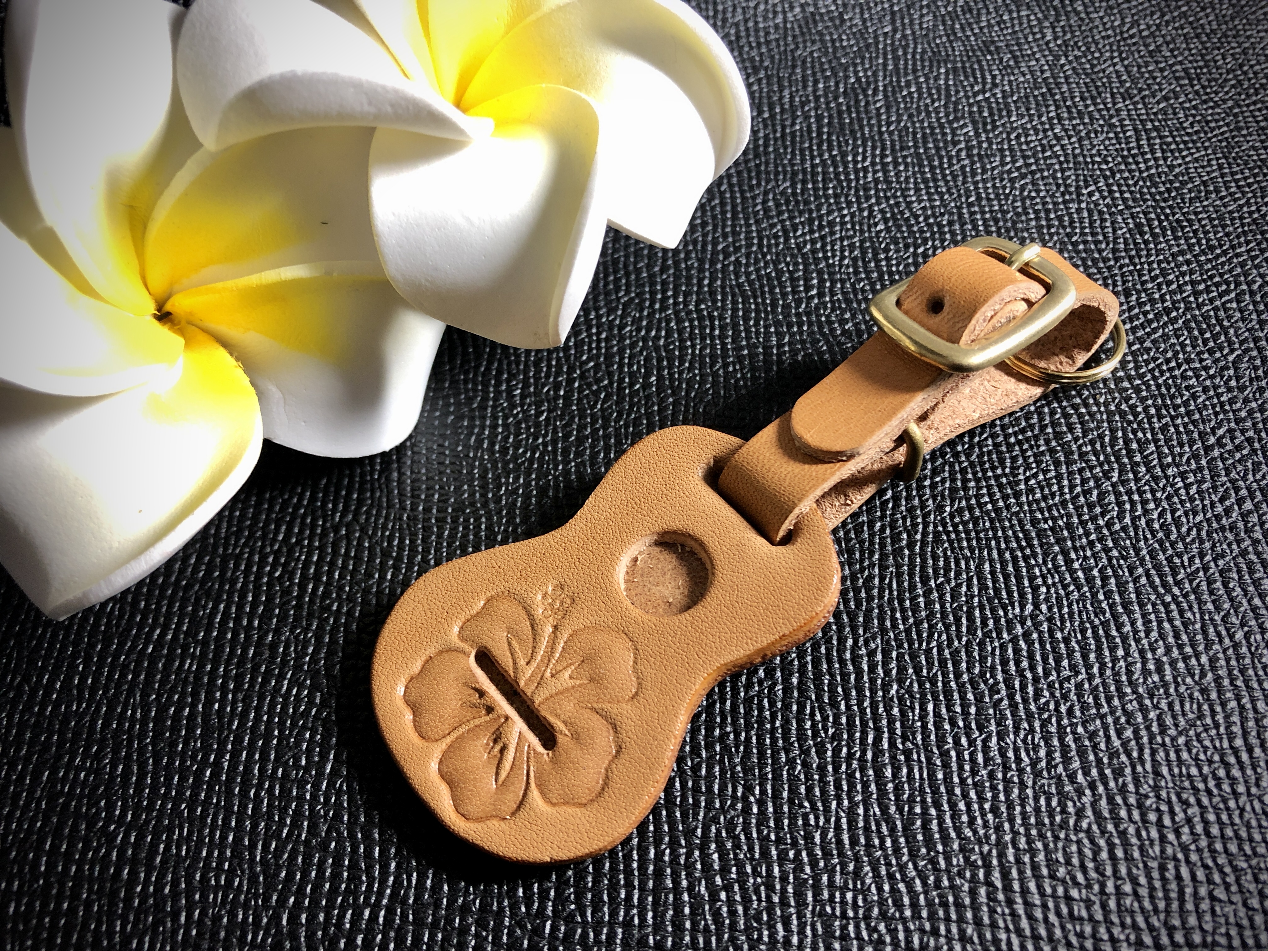 ウクレレ型の革タグ ストラップ キーホルダー キャメル ハイビスカス柄 Iichi ハンドメイド クラフト作品 手仕事品の通販