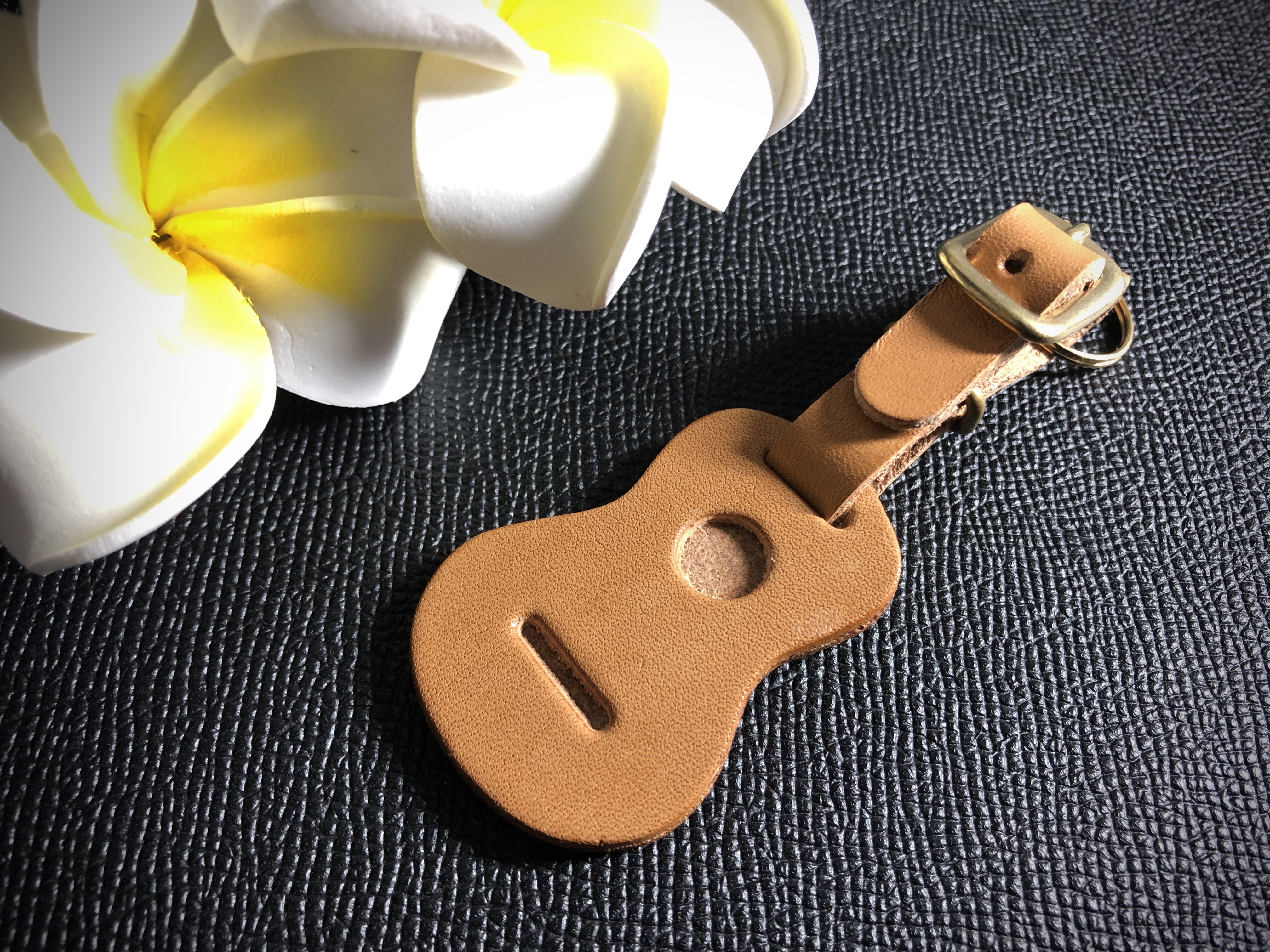ウクレレ型の革タグ ストラップ キーホルダー キャメル 無地 Iichi ハンドメイド クラフト作品 手仕事品の通販