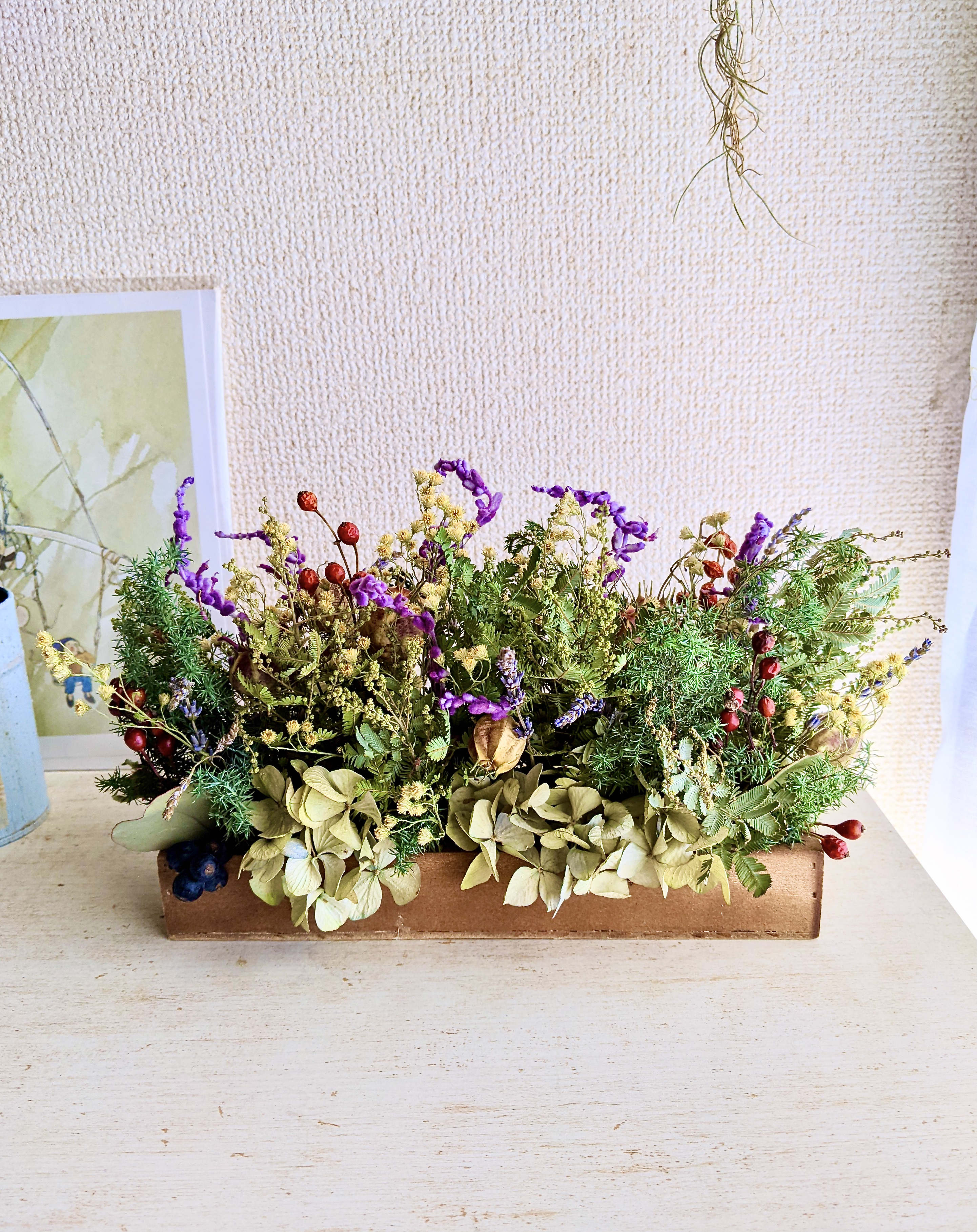 どこからでも眺められる 野バラの実やシャリンバイ ミモザなどを箱詰めしたドライフラワー アレンジメント Iichi ハンドメイド クラフト作品 手仕事品の通販