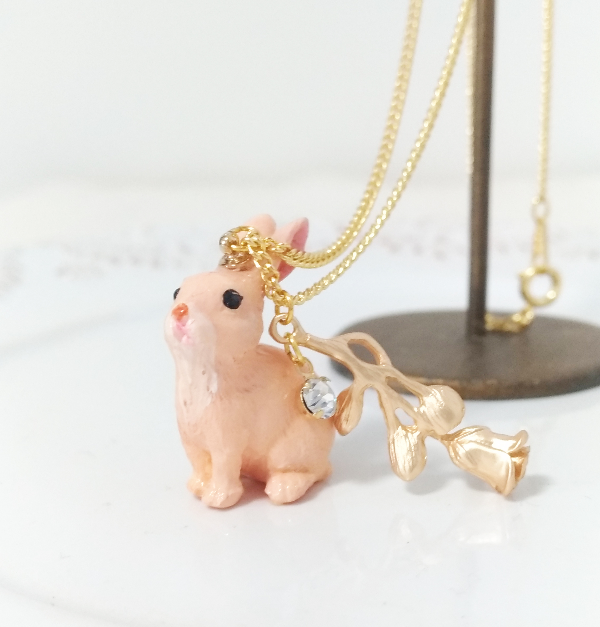 ベージュうさぎネックレス ローズゴールドモチーフｍｉｘ Iichi ハンドメイド クラフト作品 手仕事品の通販