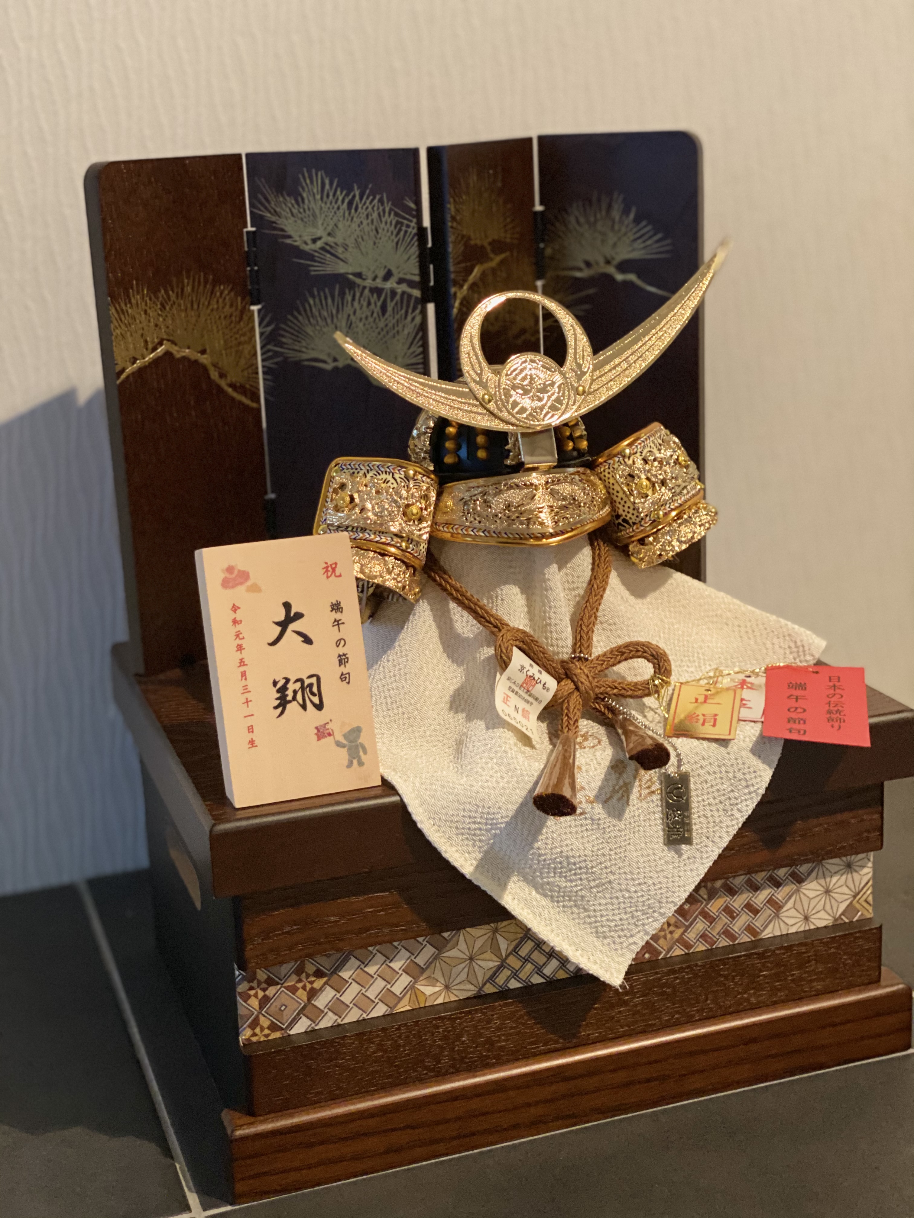 新商品 五月人形 コンパクト 上杉謙信公松4曲屏風寄木細工収納兜飾り Iichi ハンドメイド クラフト作品 手仕事品の通販