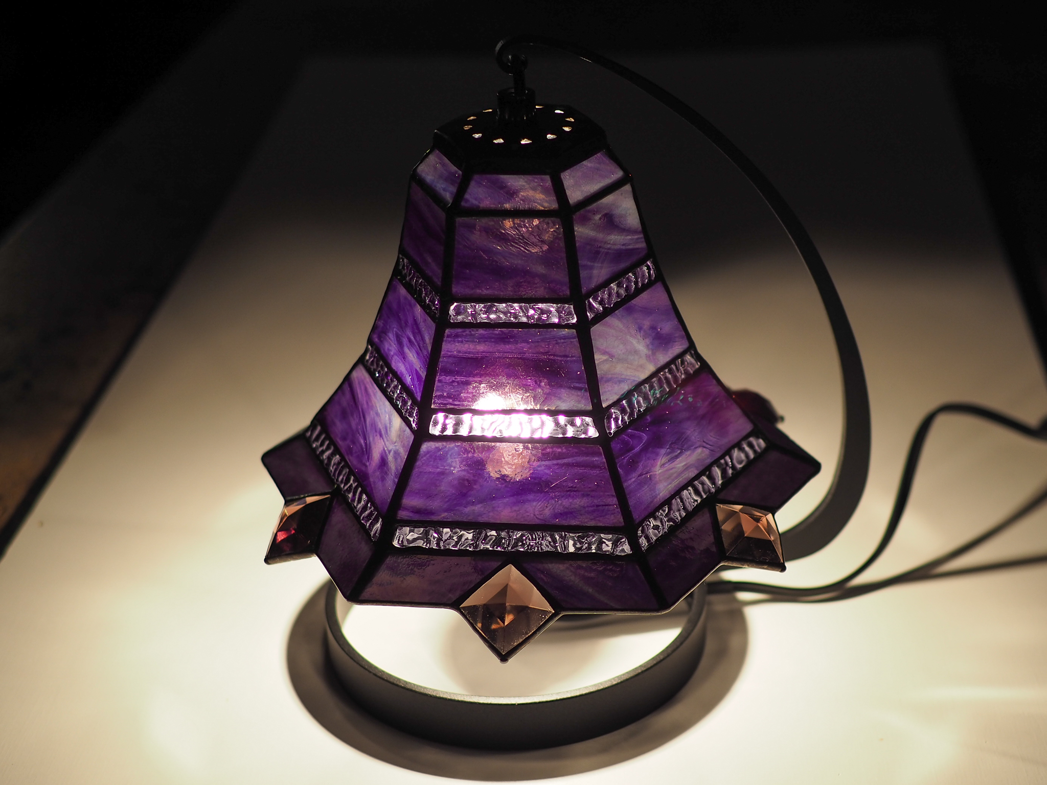 カットガラスを使った紫色のランプ 釣り鐘型 ステンドグラス Iichi ハンドメイド クラフト作品 手仕事品の通販
