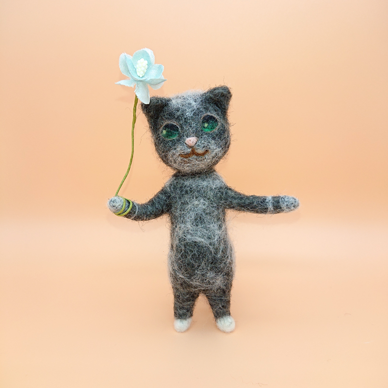 展示品 お花を持ったサビ柄猫さん 羊毛フェルト Iichi ハンドメイド クラフト作品 手仕事品の通販