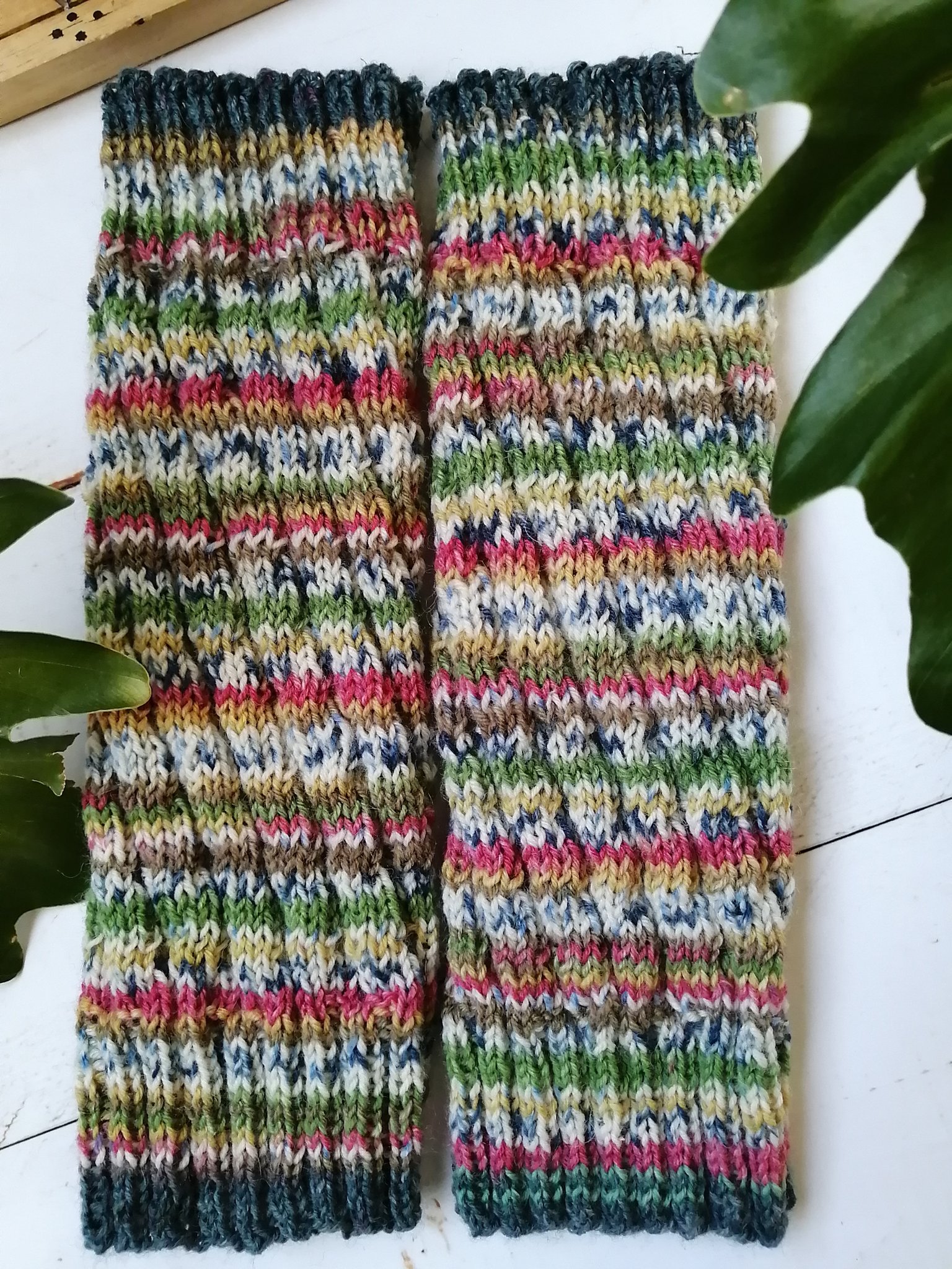緑の花畑 オパール毛糸のスパイラル編みレッグウォーマー Iichi ハンドメイド クラフト作品 手仕事品の通販