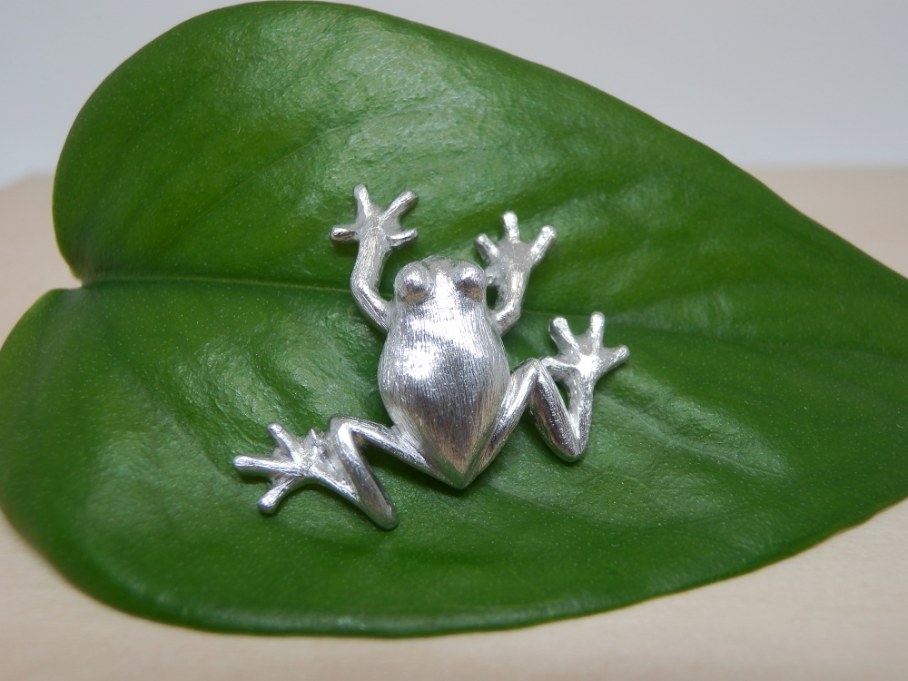 ｓｖ９２５カエルピンバッジ ヘアライン仕上げ 受注制作 Iichi ハンドメイド クラフト作品 手仕事品の通販