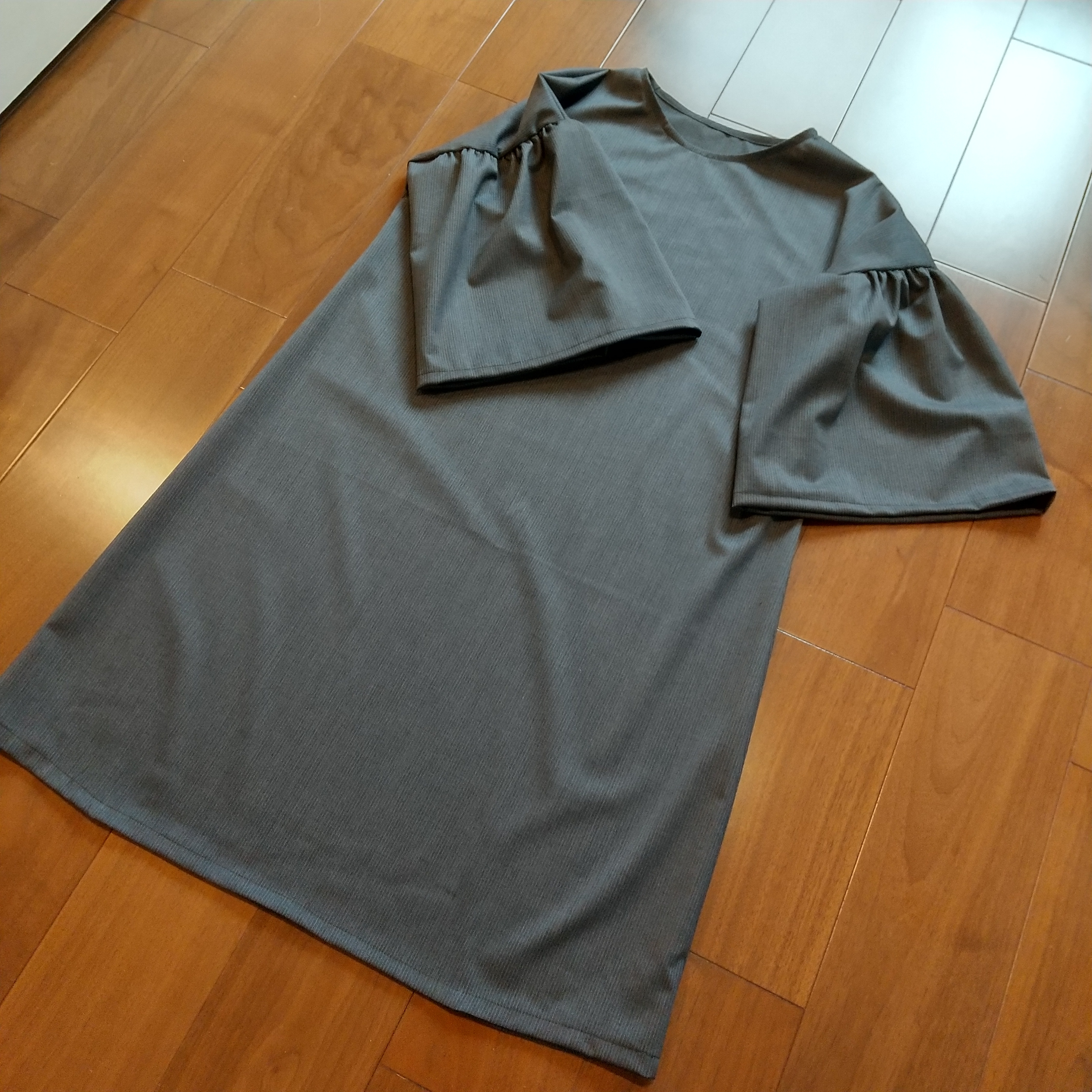 チャコールグレーの袖が選べるゆったりワンピース Iichi ハンドメイド クラフト作品 手仕事品の通販