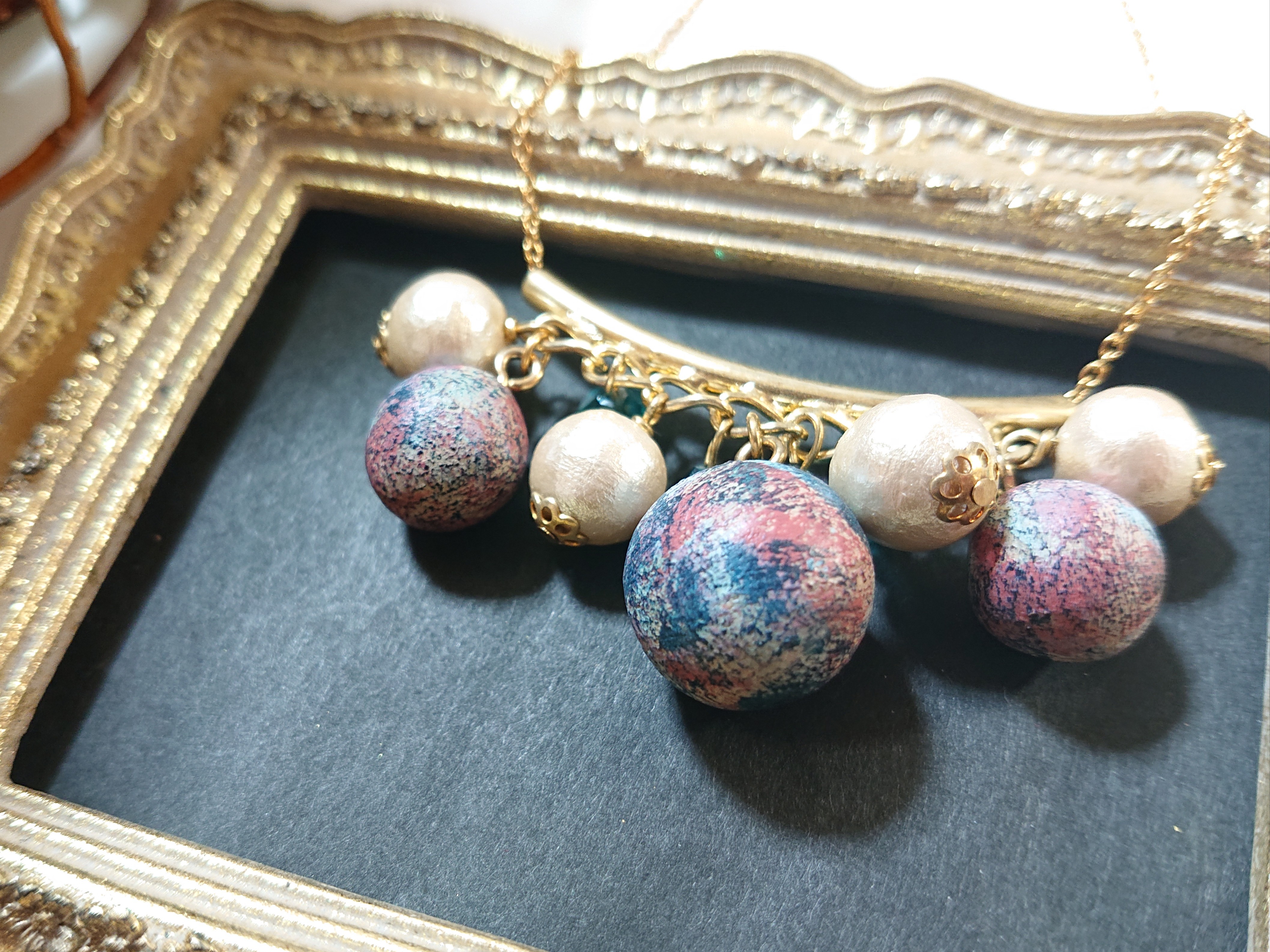 樹脂粘土パーツとコットンパールの連なりネックレス ブルー 赤 Iichi ハンドメイド クラフト作品 手仕事品の通販
