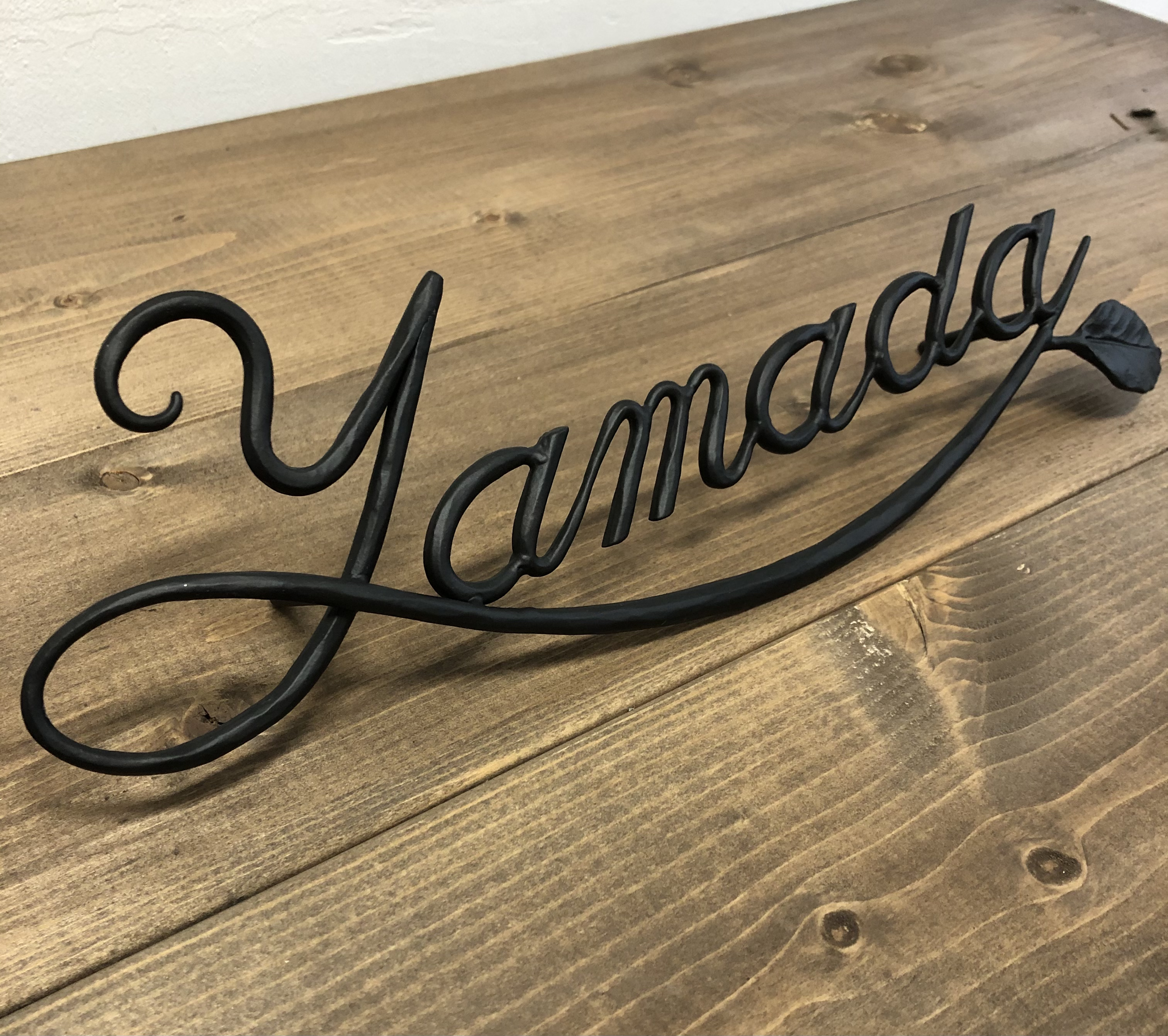 Y様オーダー品 ロートアイアン製筆記体の表札 Iichi ハンドメイド クラフト作品 手仕事品の通販