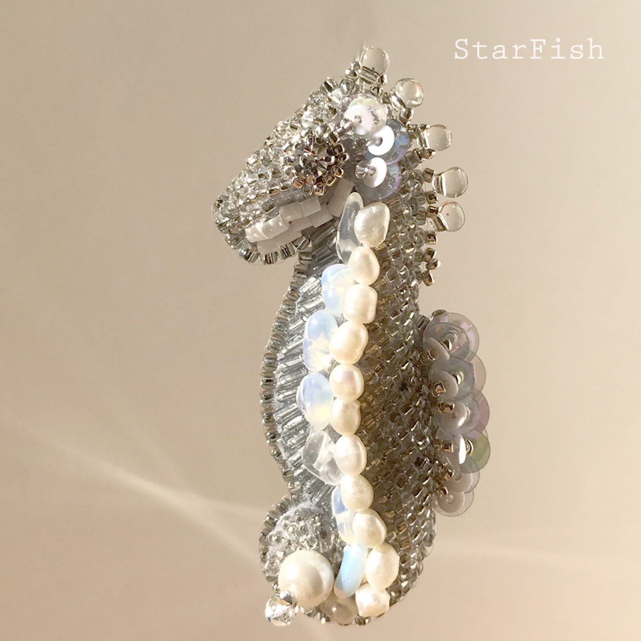 Seahorse タツノオトシゴ 海馬 ビーズ刺繍 ブローチ L23 Iichi ハンドメイド クラフト作品 手仕事品の通販