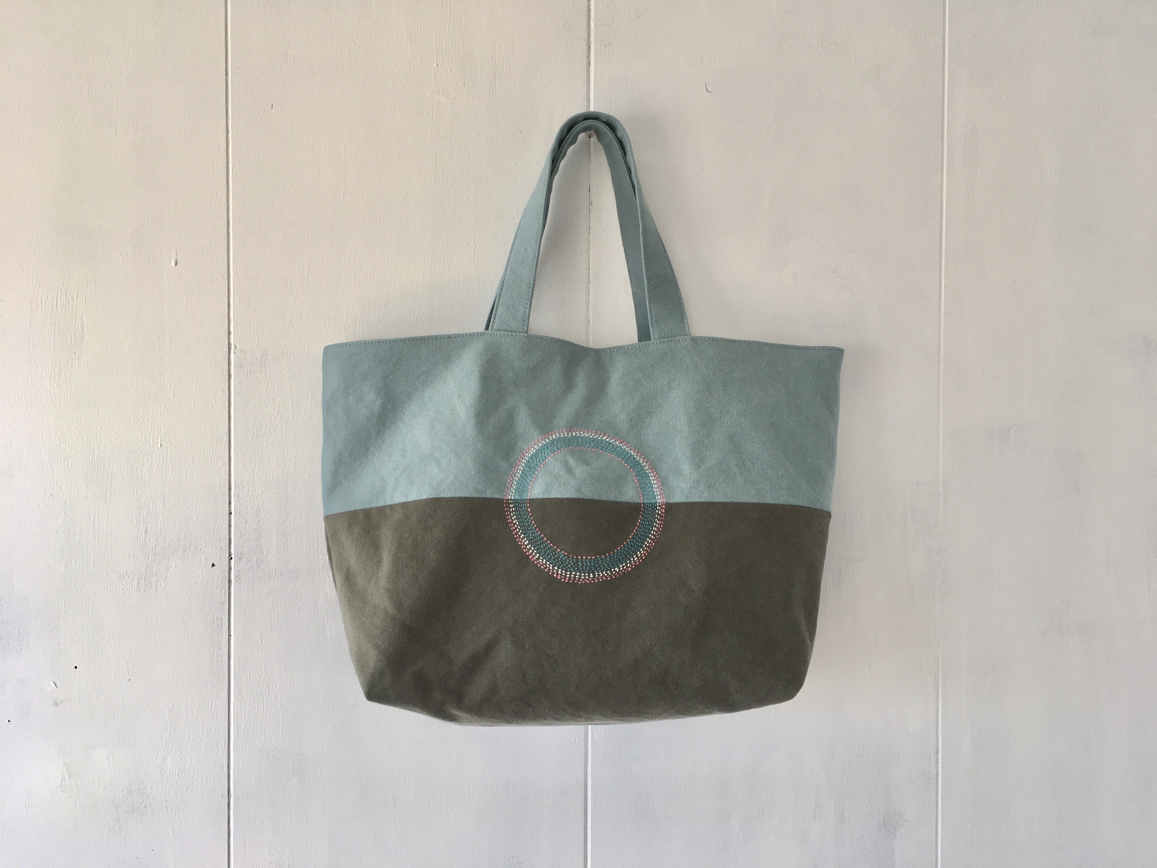 刺繍入り空色 カーキ色の鞄 Iichi ハンドメイド クラフト作品 手仕事品の通販