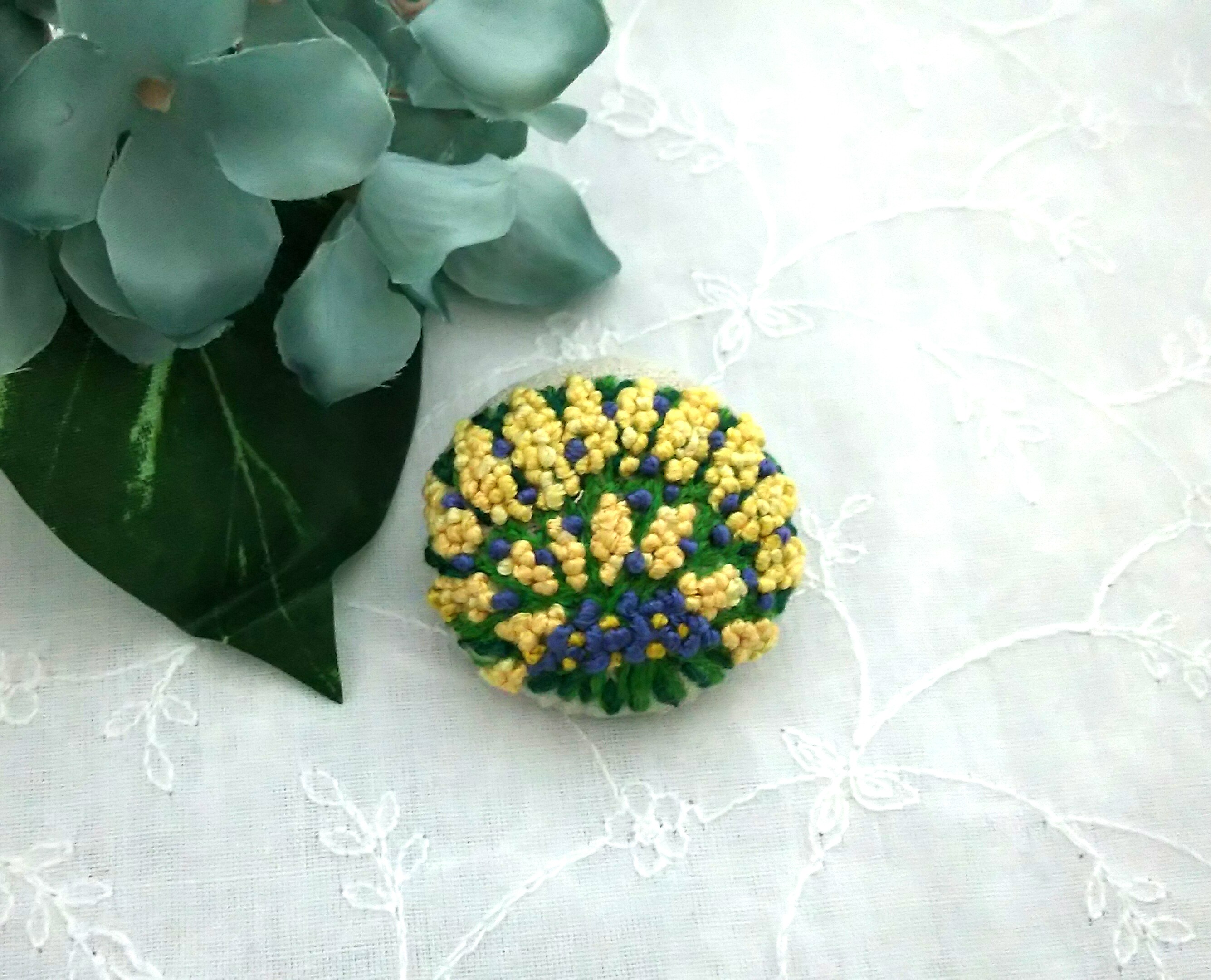 刺繍ブローチ ミモザの花束 Iichi ハンドメイド クラフト作品 手仕事品の通販