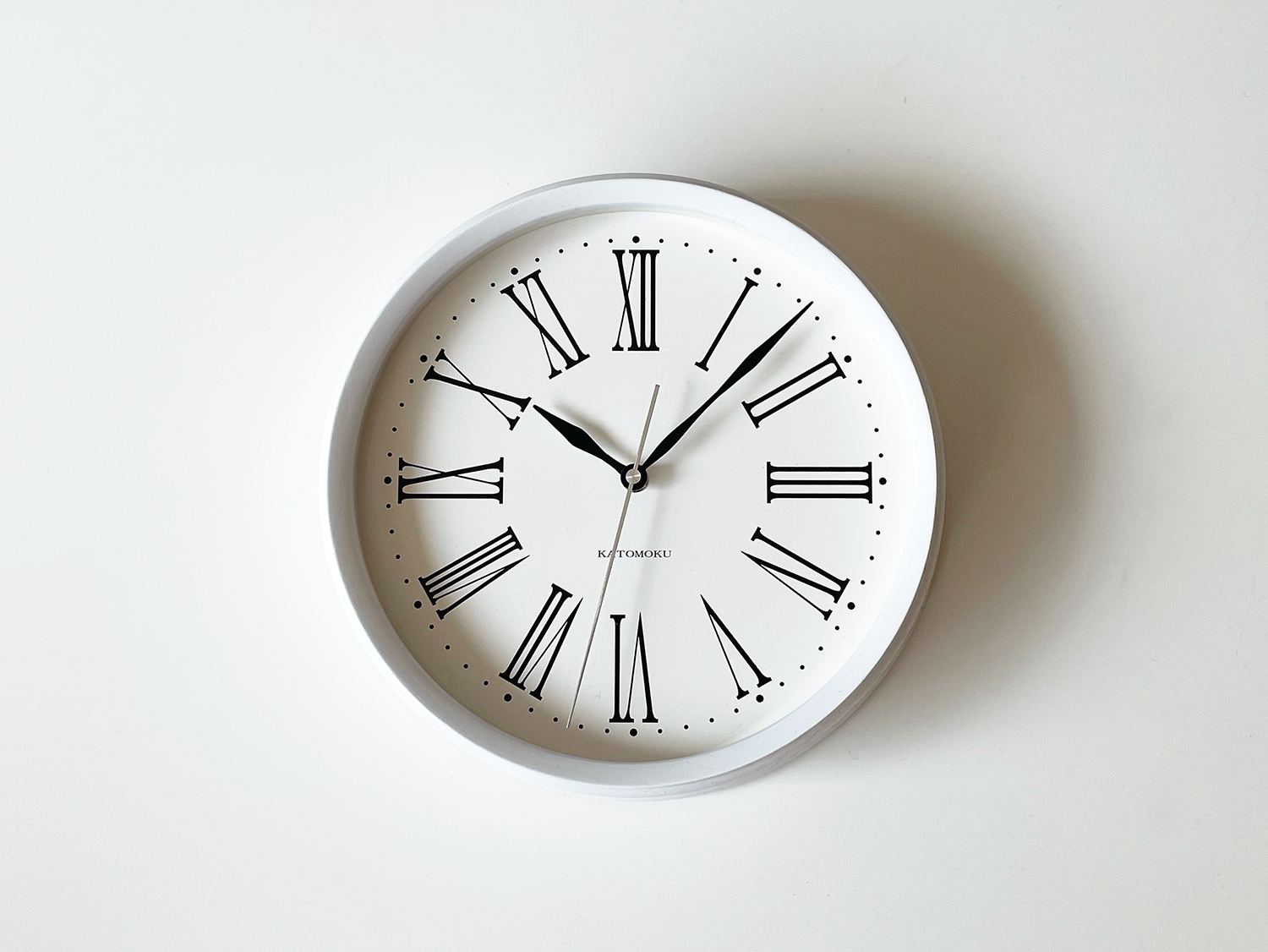 世界的に イデー 1737♢IDEE 時計 未使用品 ローマ数字 掛け時計 置時計 アガット【置時計】[テーブルクロック（パステルフラワー  ラウンド）] 置き時計