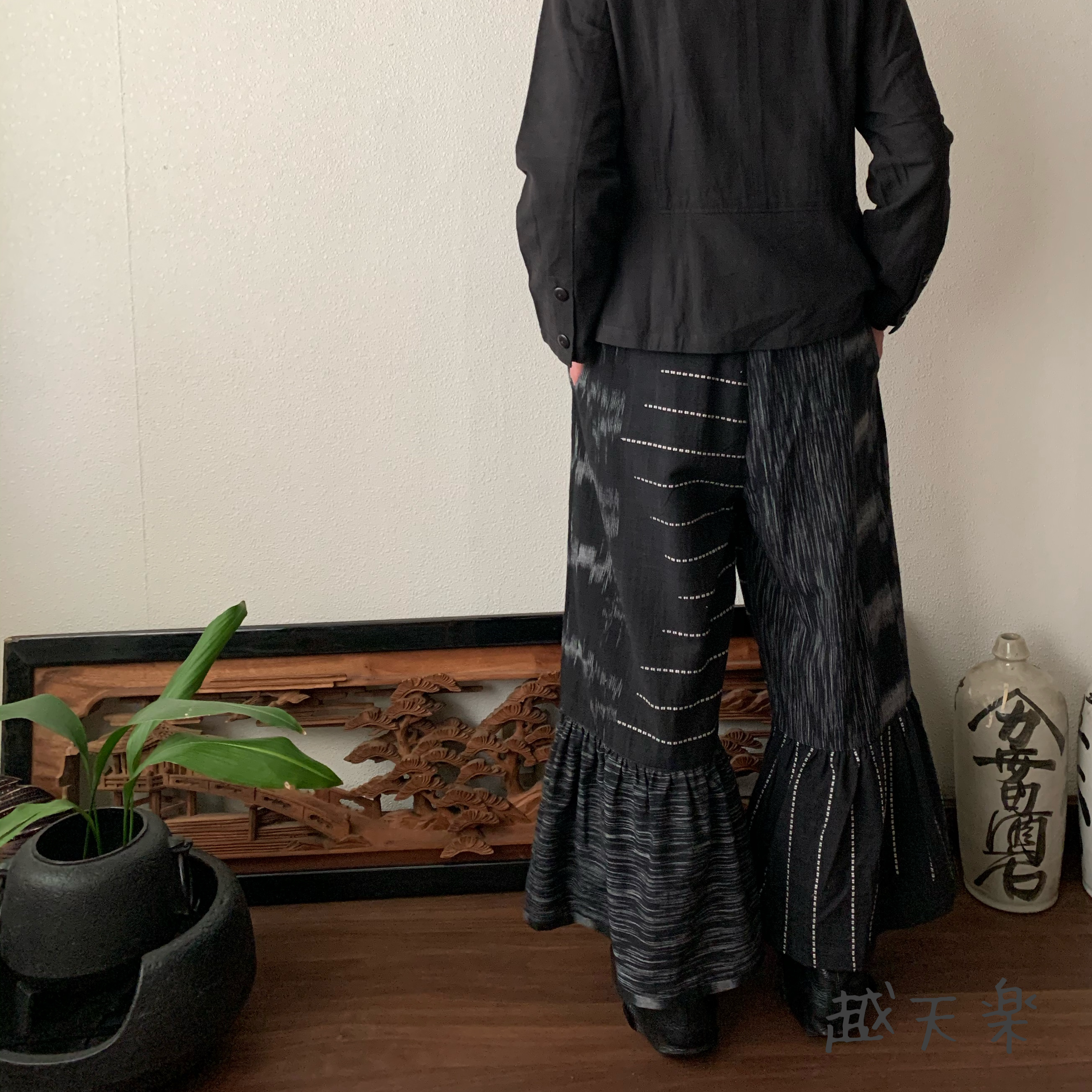 裾バックギャザー手織り綿ガウチョパンツ 前シンプルで後ろ個性的に楽しめるバックシャンパンツ 黒グレイ絣 Iichi ハンドメイド クラフト作品 手仕事品の通販