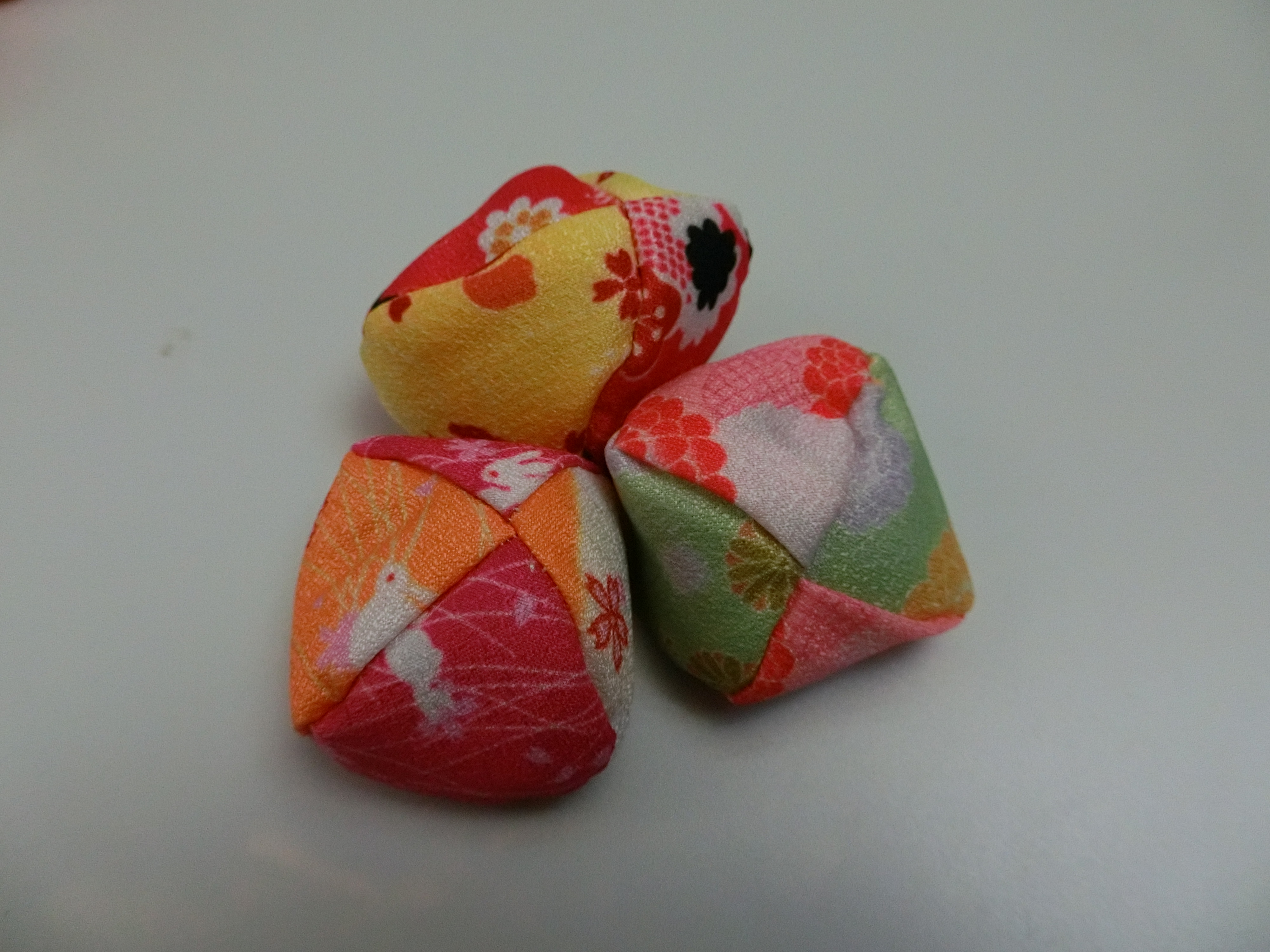 めちゃくちゃ可愛いさらさらナチュラル指原さんの発色のいいお手玉 桐谷美鶴 Iichi ハンドメイド クラフト作品 手仕事品の通販
