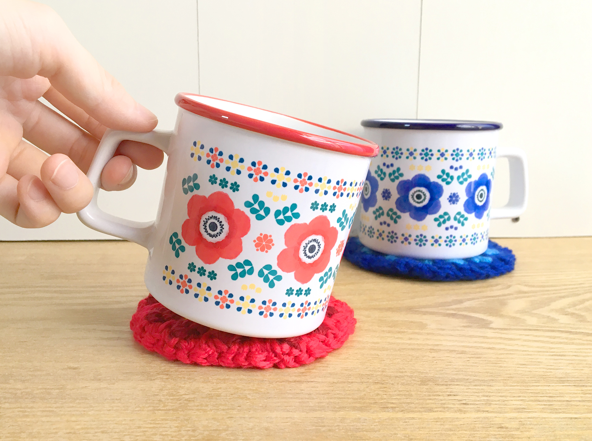 アネモネのペアマグカップ 赤と青 陶器 北欧 お花のマグ Iichi ハンドメイド クラフト作品 手仕事品の通販