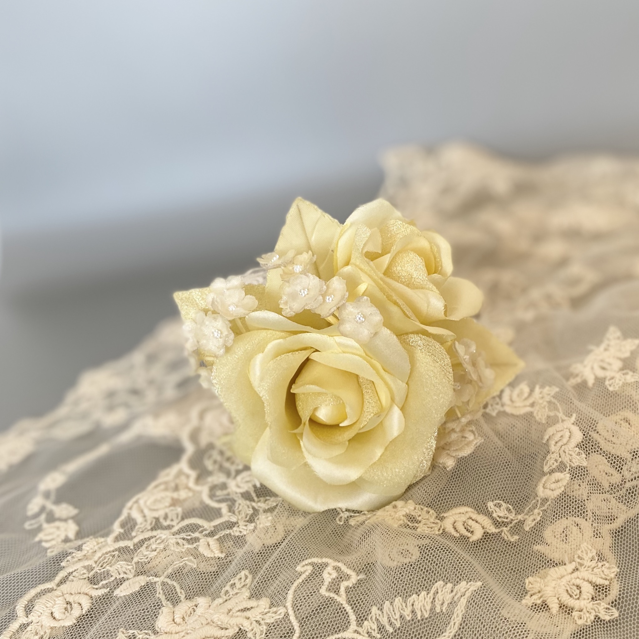 バラとかすみ草の布花コサージュ Iichi ハンドメイド クラフト作品 手仕事品の通販
