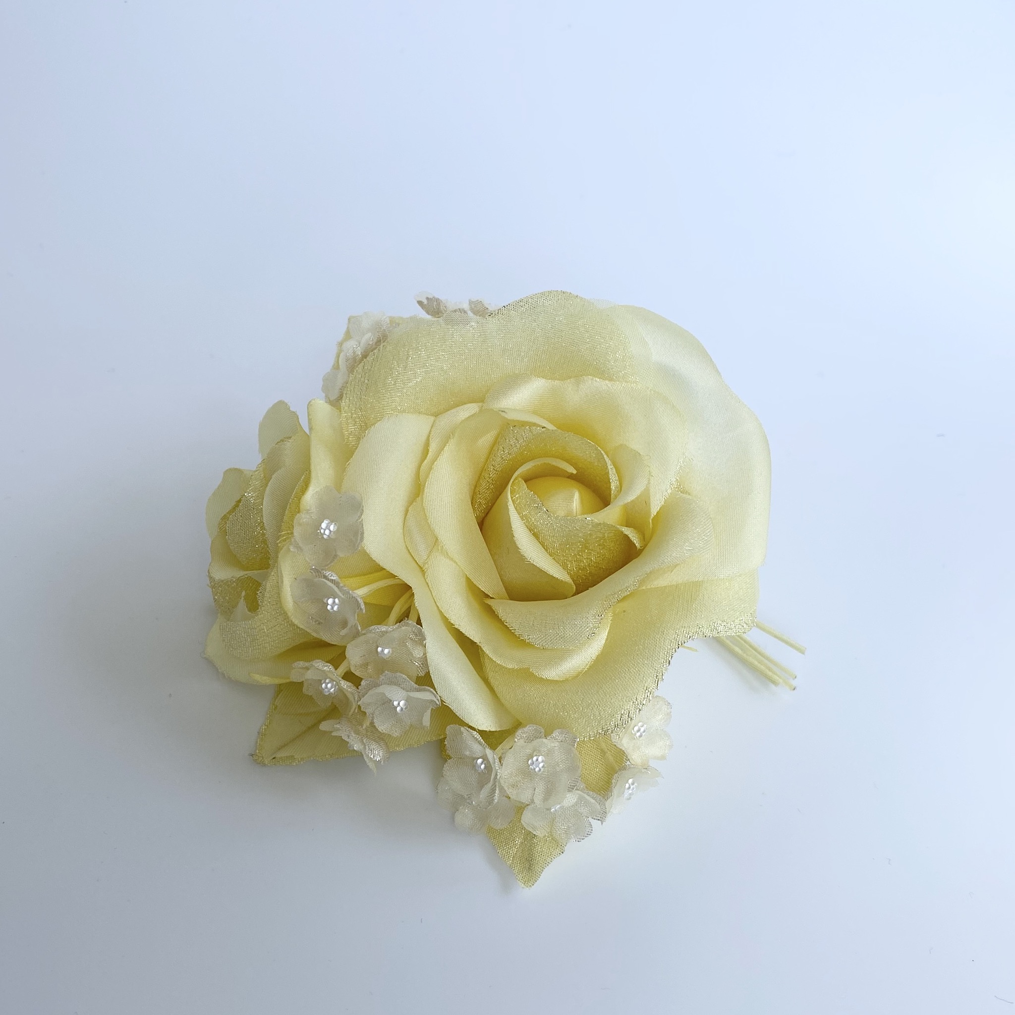 バラとかすみ草の布花コサージュ | iichi ハンドメイド・クラフト作品 バラとかすみ草の布花コサージュ | iichi ハンドメイド・クラフト作品