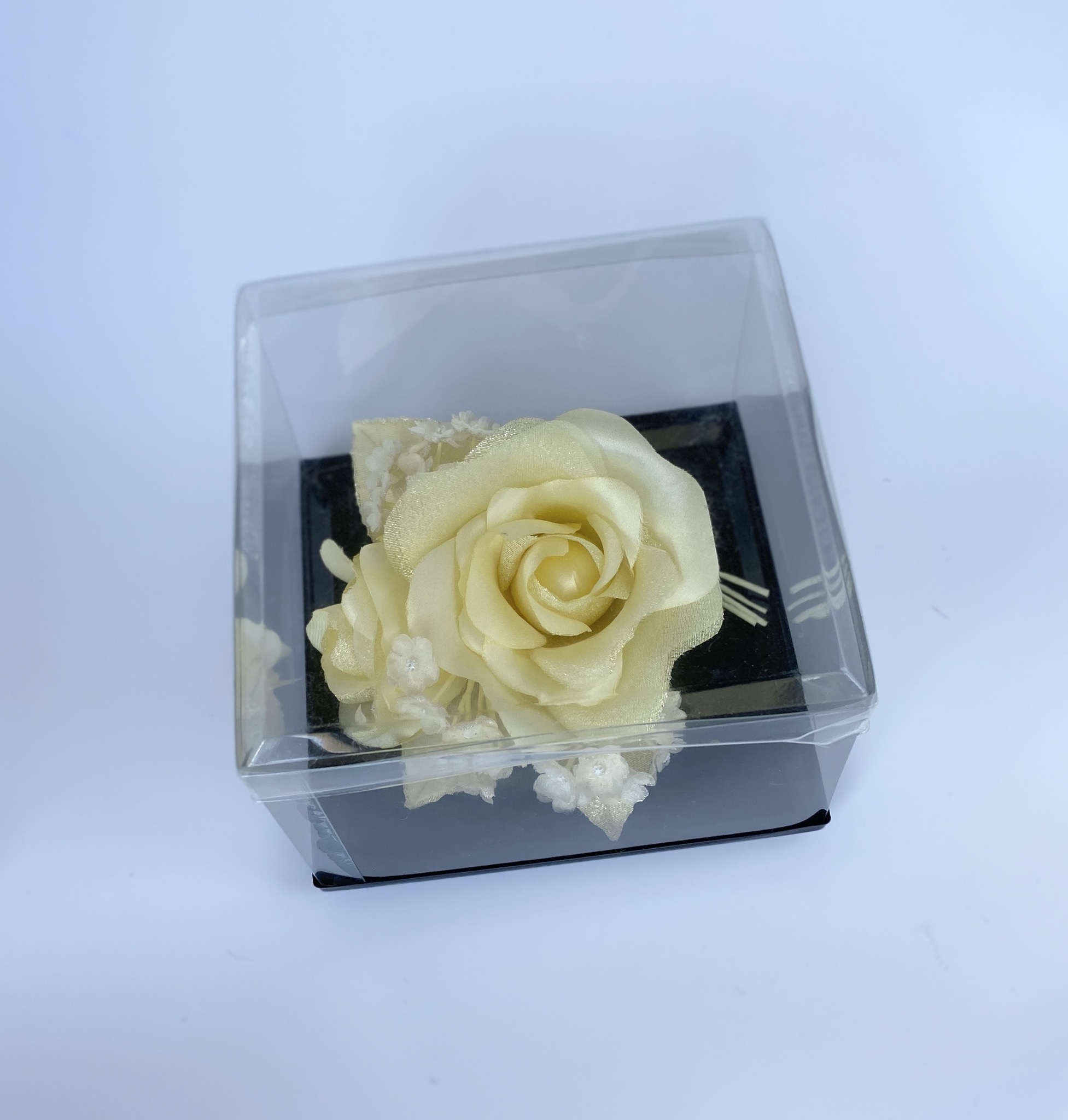 バラとかすみ草の布花コサージュ | iichi ハンドメイド・クラフト作品 バラとかすみ草の布花コサージュ | iichi ハンドメイド・クラフト作品