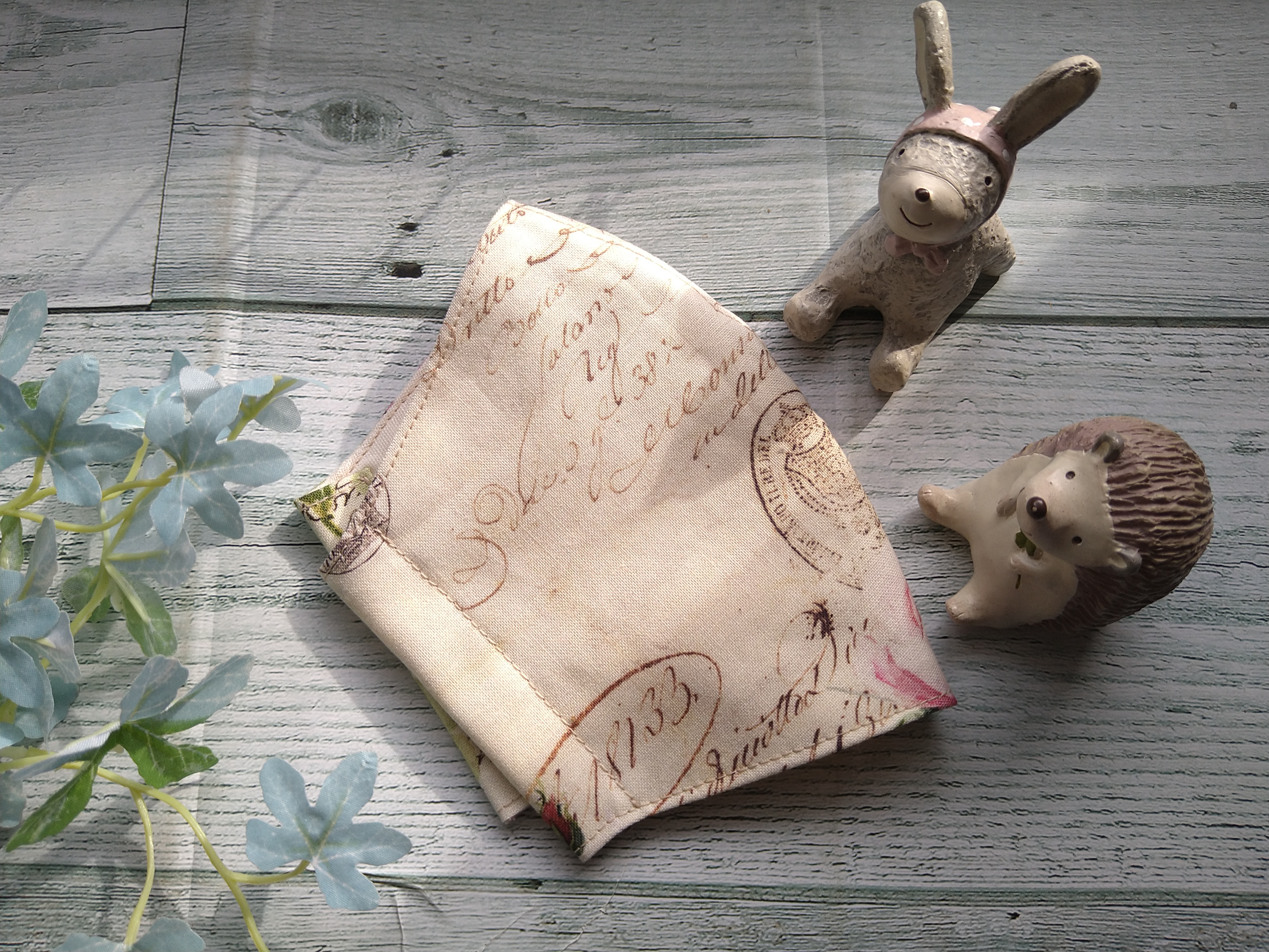 送料無料 クリームイエロー ピンクのバラ 英字 スタンプがアンティークな雰囲気のマスクです Iichi ハンドメイド クラフト作品 手仕事品の通販