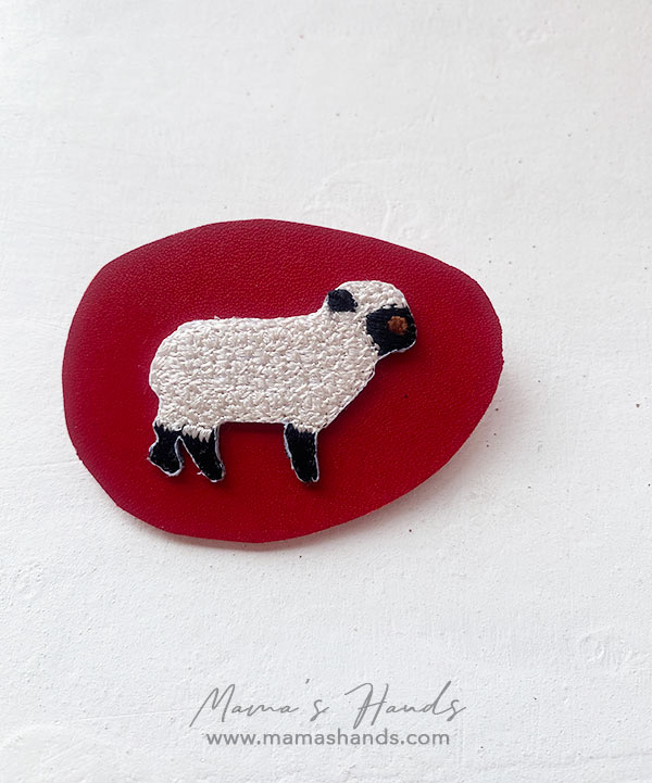 ひつじ ヌメ革 赤 刺繍 ナチュラル 可愛い ブローチ Iichi ハンドメイド クラフト作品 手仕事品の通販