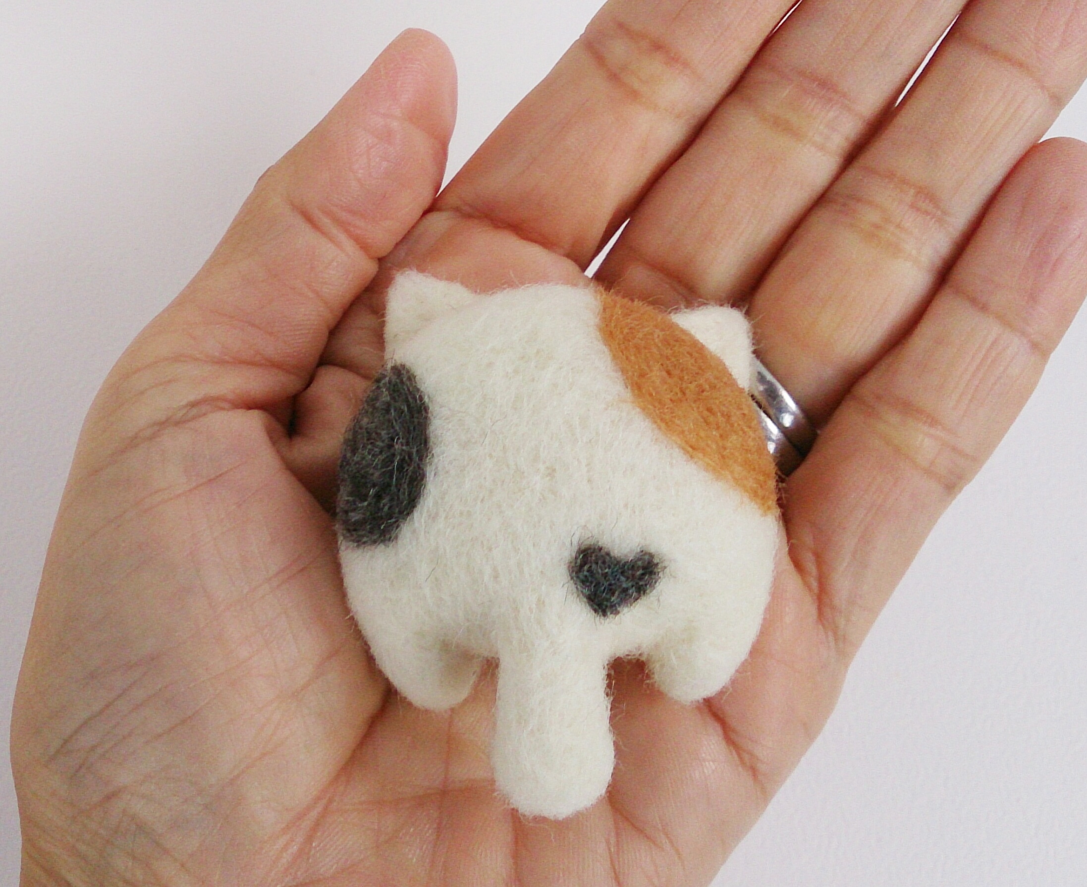ネコケツ 耳付 ミケ おしりブローチ 動物ブローチ ネコ 猫 ブローチ Iichi ハンドメイド クラフト作品 手仕事品の通販 ネコケツ 耳付 ミケ おしりブローチ 動物ブローチ ネコ 猫 ブローチ Iichi ハンドメイド クラフト作品 手仕事品の通販