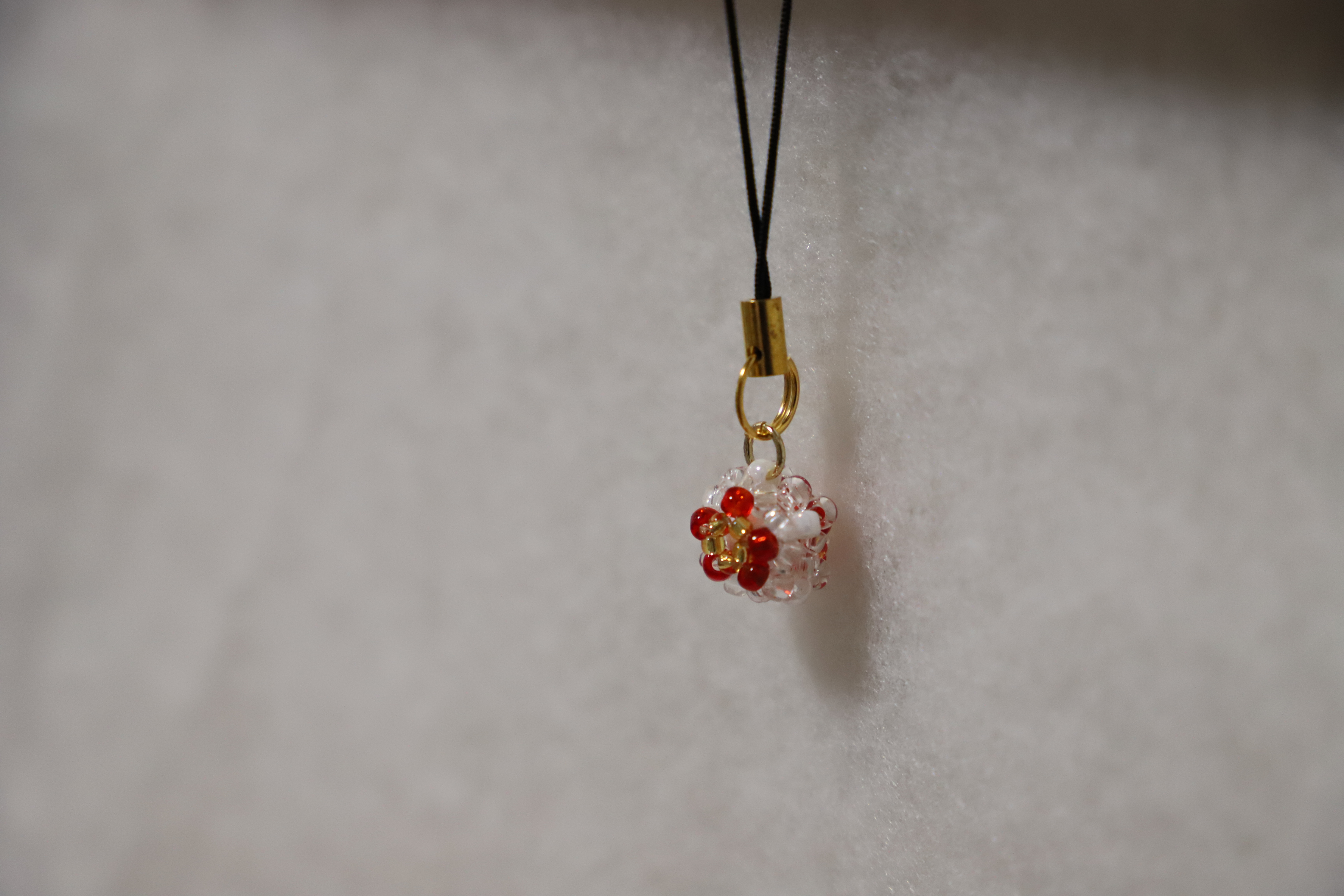 ビーズ玉ストラップ花柄 赤花 Sk1 Iichi ハンドメイド クラフト作品 手仕事品の通販