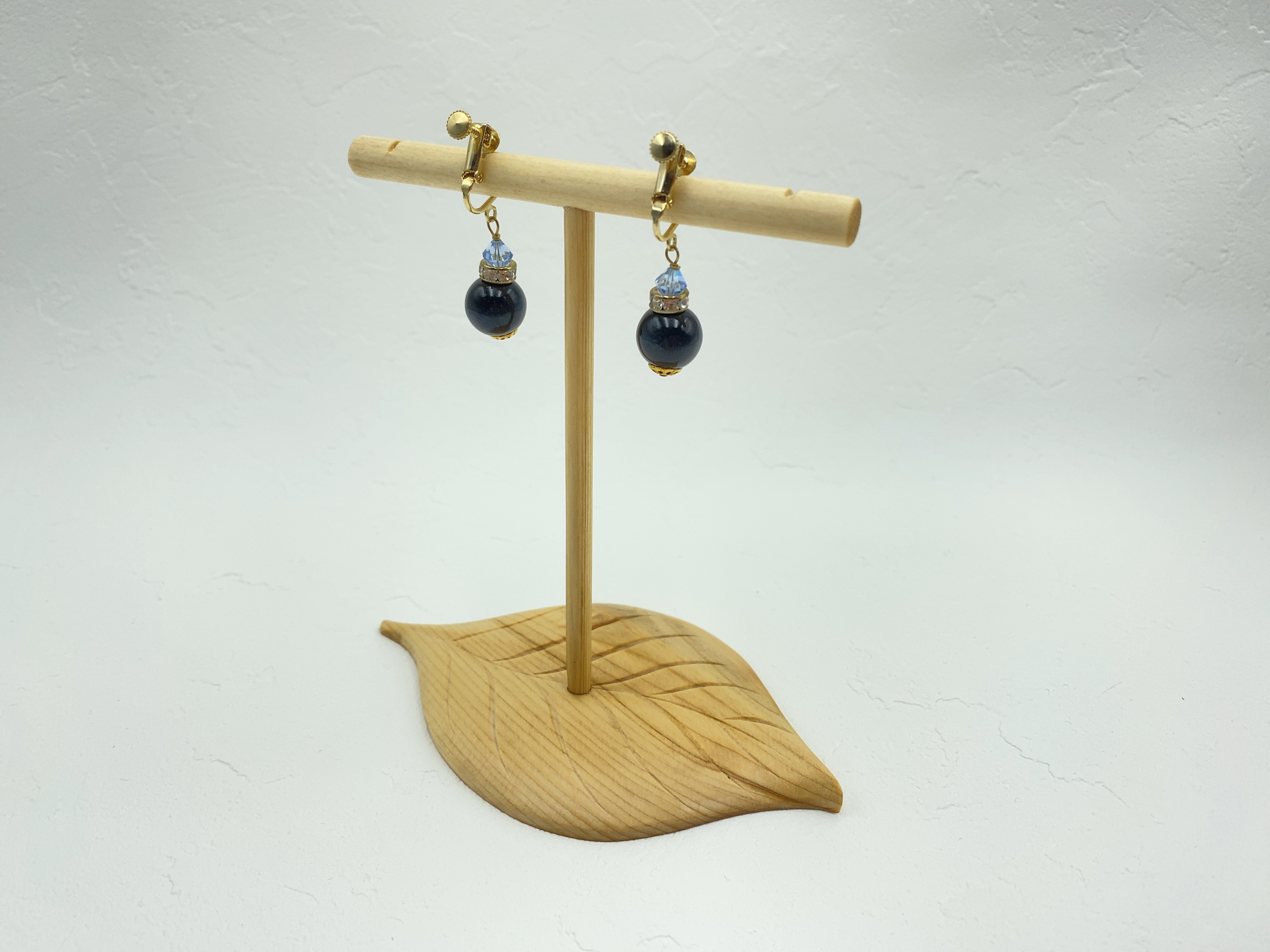 天然木 イヤリングスタンド 葉っぱ Iichi ハンドメイド クラフト作品 手仕事品の通販