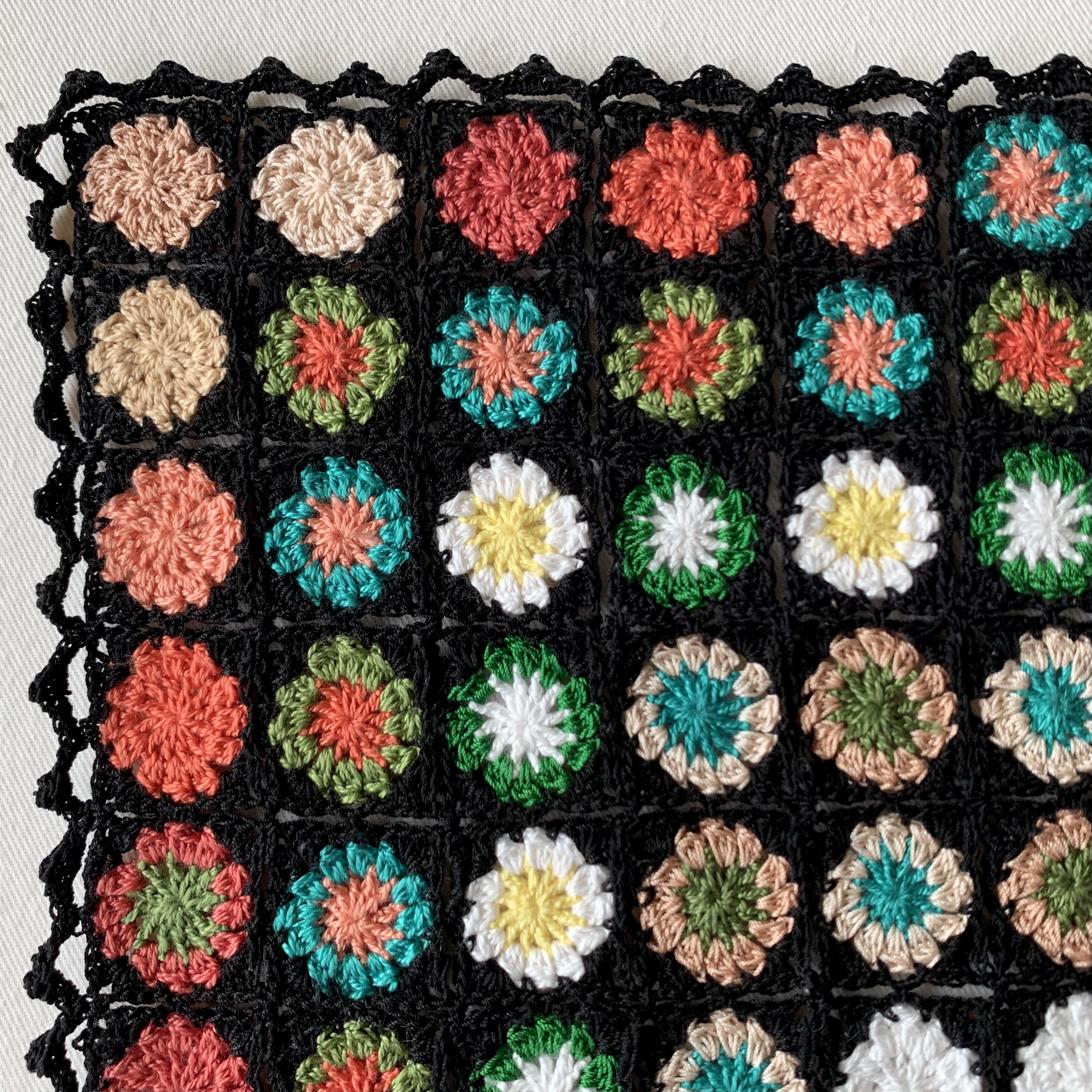 コットン毛糸で花のモチーフ編み マルチカバー ブランケット 