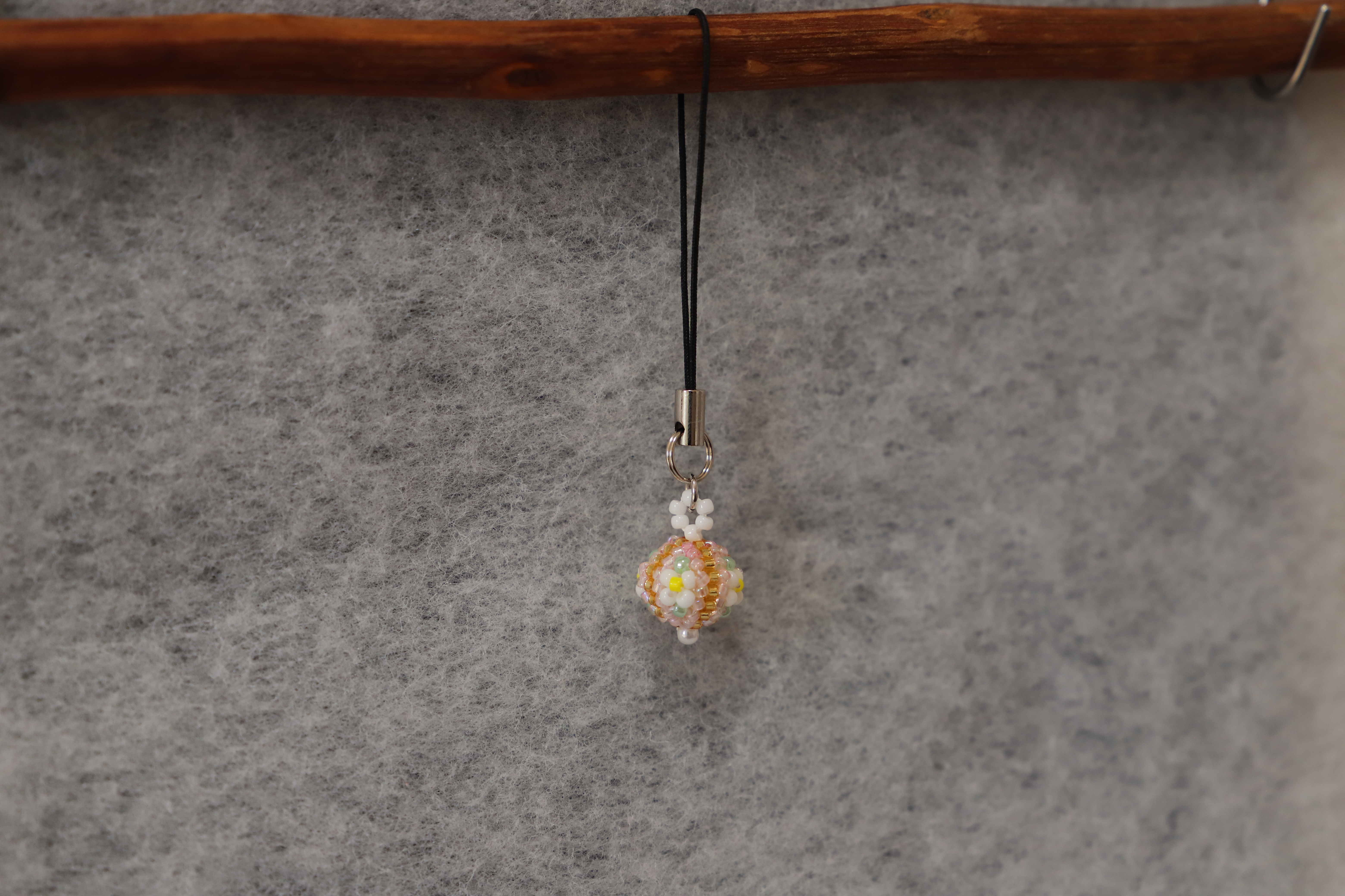 ビーズ玉ストラップ四ツ花柄 白花 Sgd23 Iichi ハンドメイド クラフト作品 手仕事品の通販