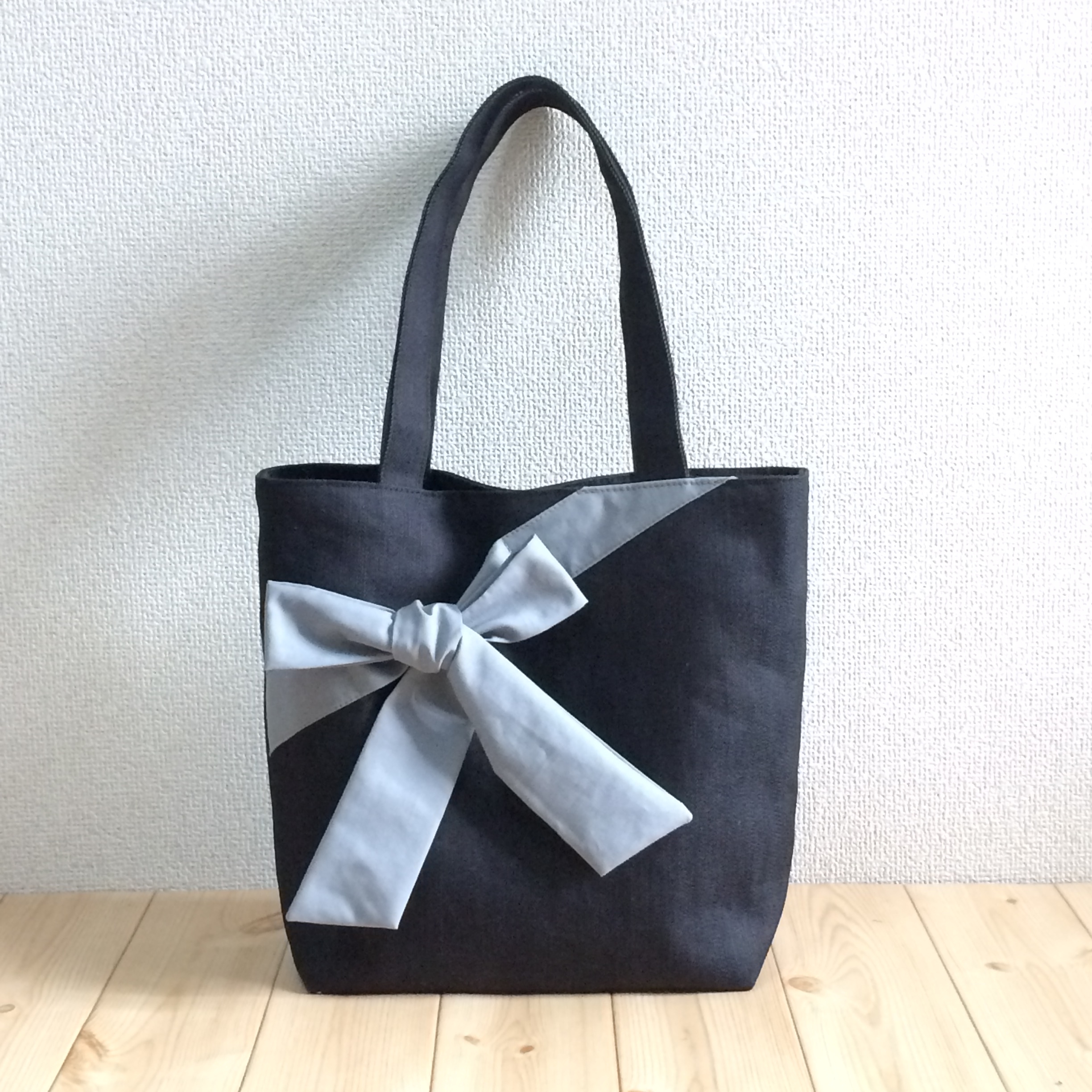 差し色グレーのリボン付きトートバッグ ブラックデニム ファスナーポケット付き ポケット多め 肩掛け 黒 春 601 Iichi ハンドメイド クラフト作品 手仕事品の通販