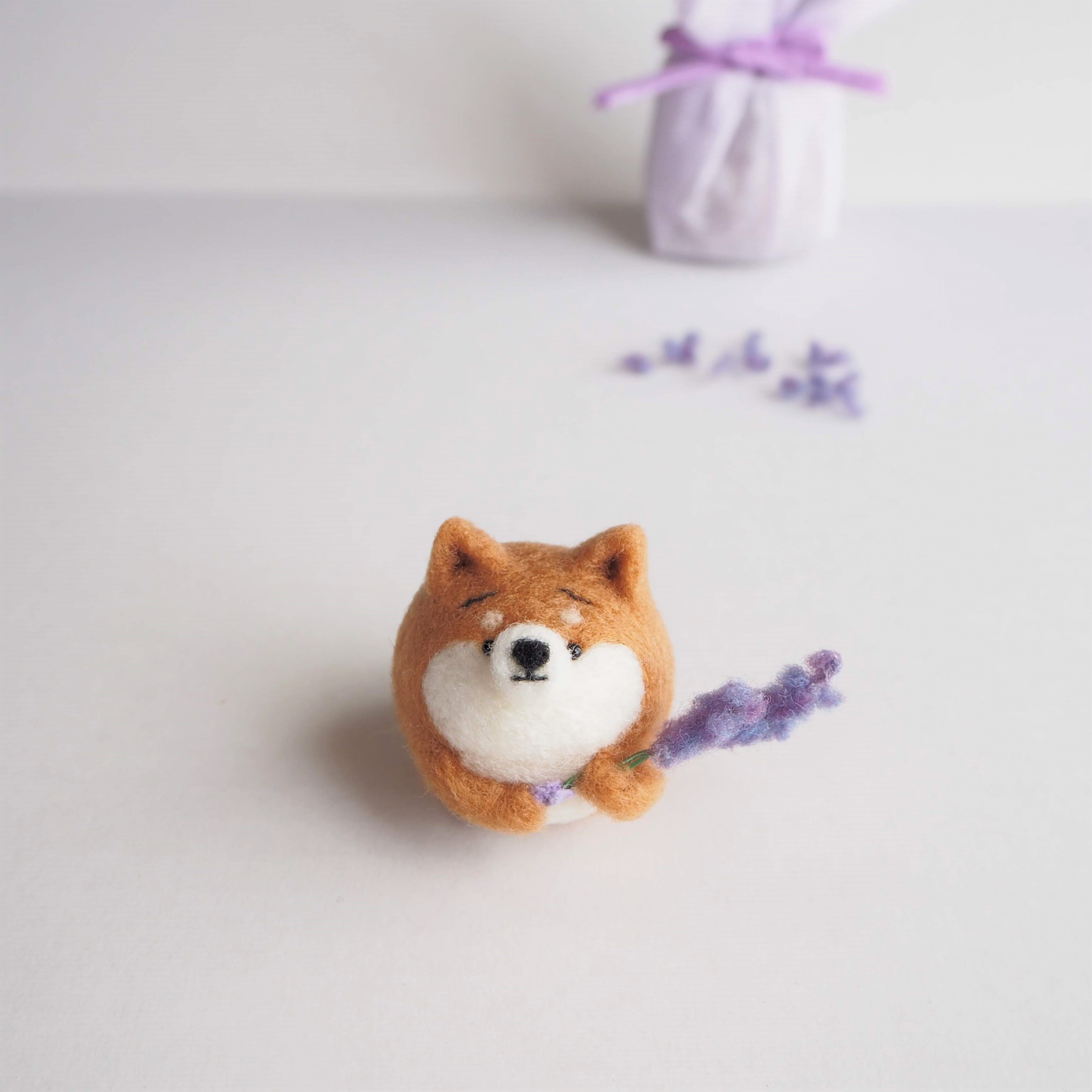 受注製作 まゆ柴犬がラベンダーを贈ります 赤柴 黒柴 白柴 羊毛フェルト Iichi ハンドメイド クラフト作品 手仕事品の通販