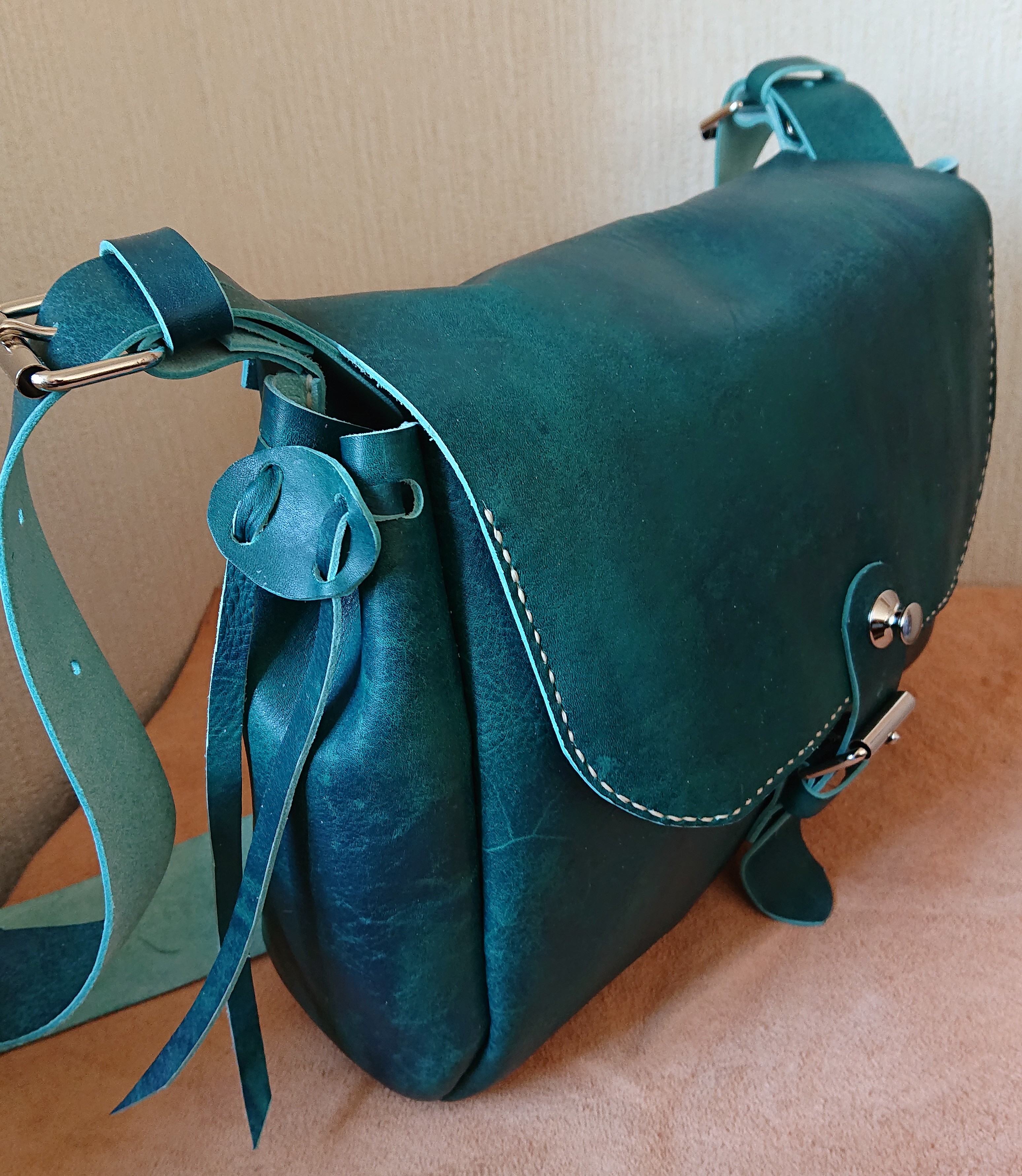 本革手縫いかぶせショルダーバッグ ターコイズブルー Iichi ハンドメイド クラフト作品 手仕事品の通販