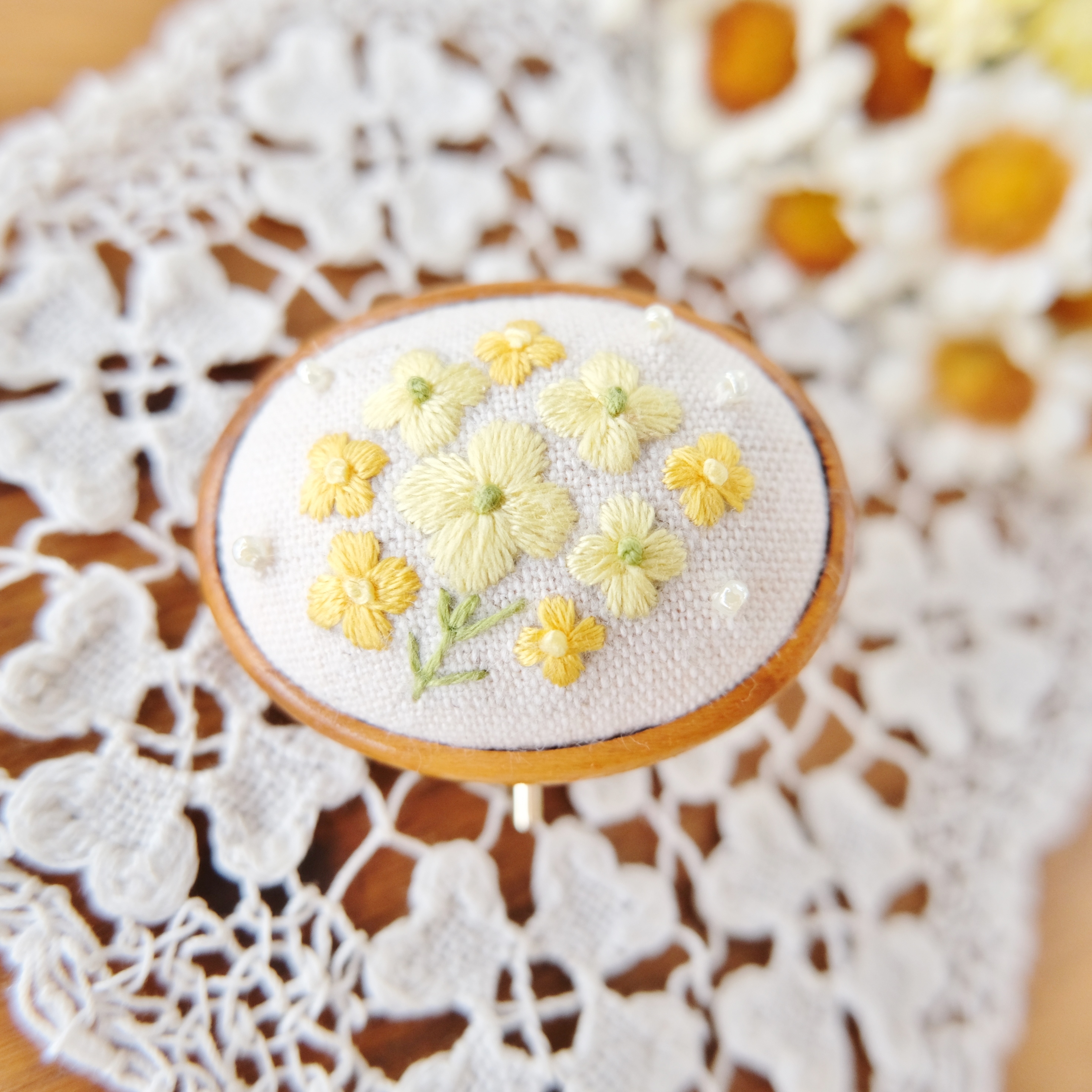 なのはなの刺しゅうポニーフック 手刺繍 ヘアアクセサリー 花 春色 Iichi ハンドメイド クラフト作品 手仕事品の通販