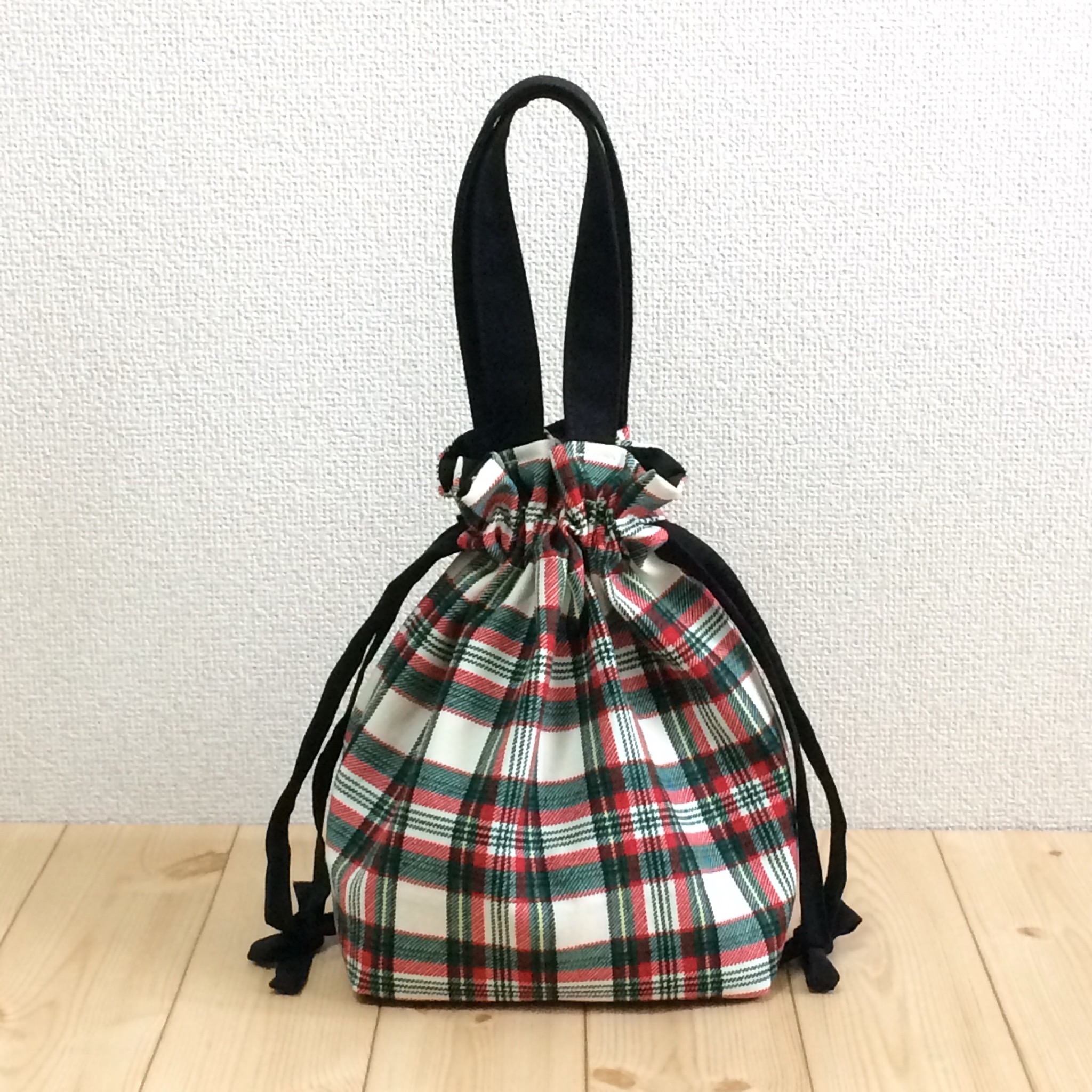 タータンチェック帆布 リボン巾着バッグ 1点物 トートバッグ 巾着トート バック 春夏 ブラック帆布 赤緑 604 Iichi ハンドメイド クラフト作品 手仕事品の通販