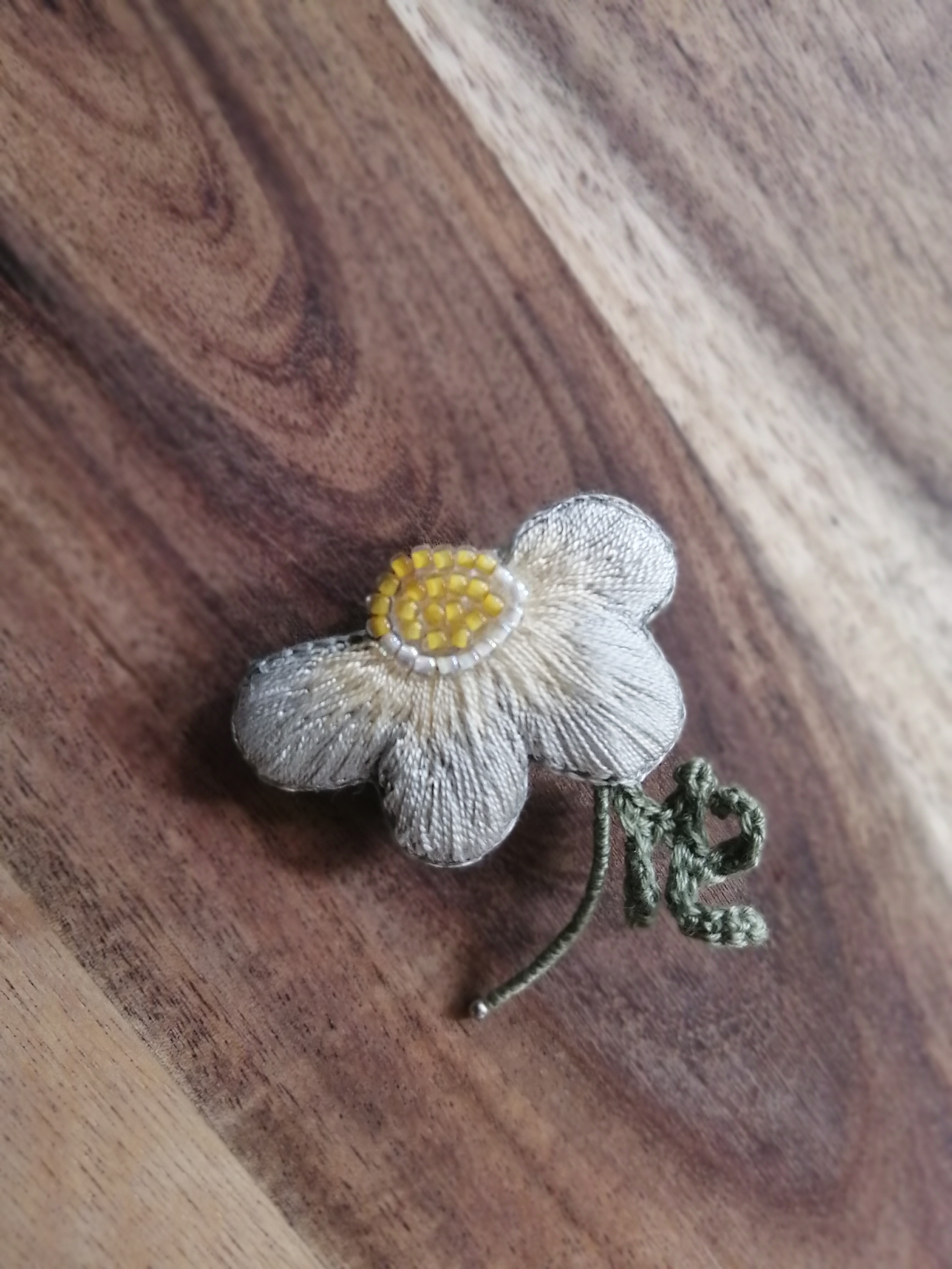 花刺繍ブローチ カモミール Iichi ハンドメイド クラフト作品 手仕事品の通販