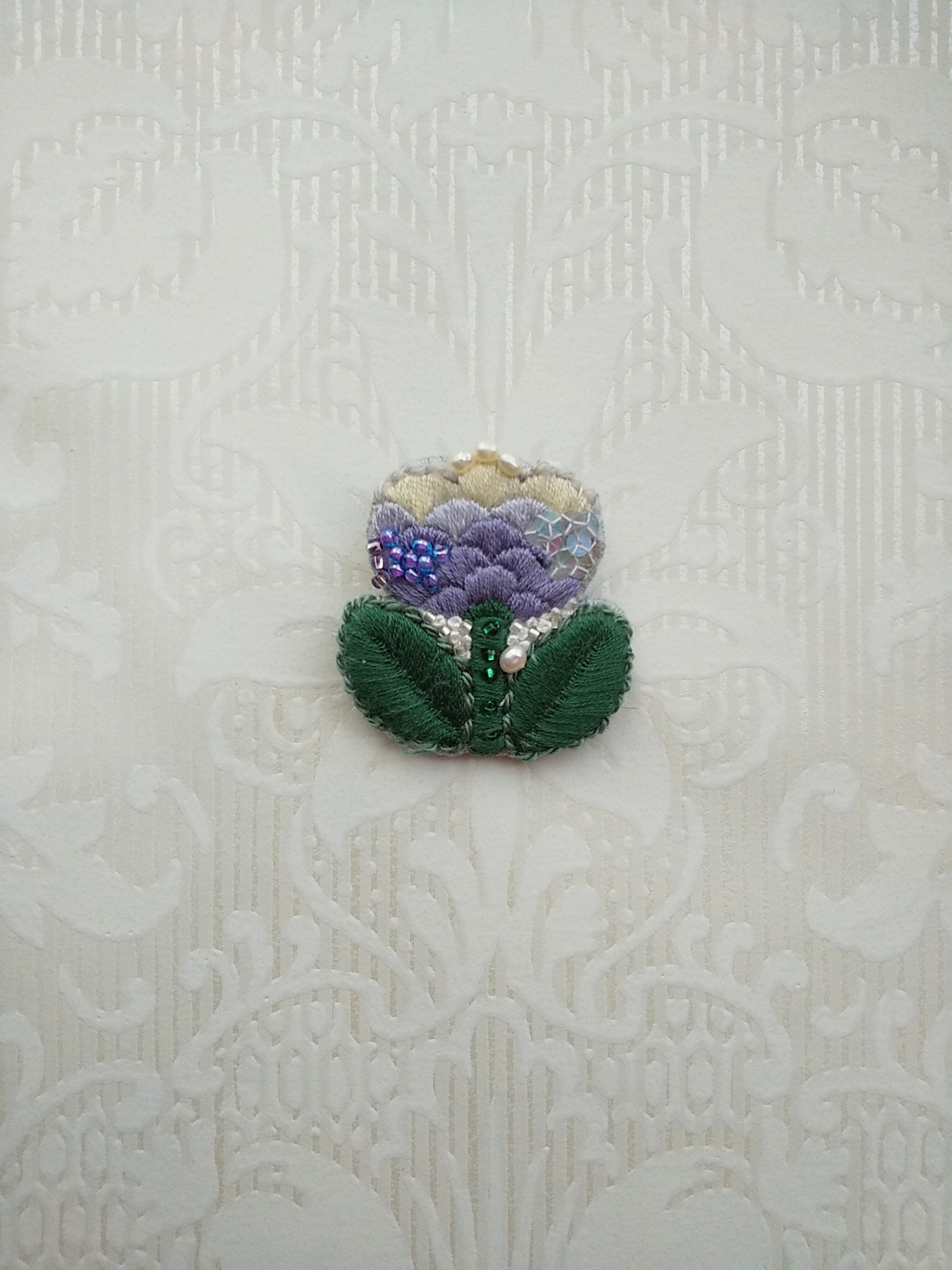 32 刺繍ブローチ 春のおとずれ 紫のお花 Iichi ハンドメイド クラフト作品 手仕事品の通販