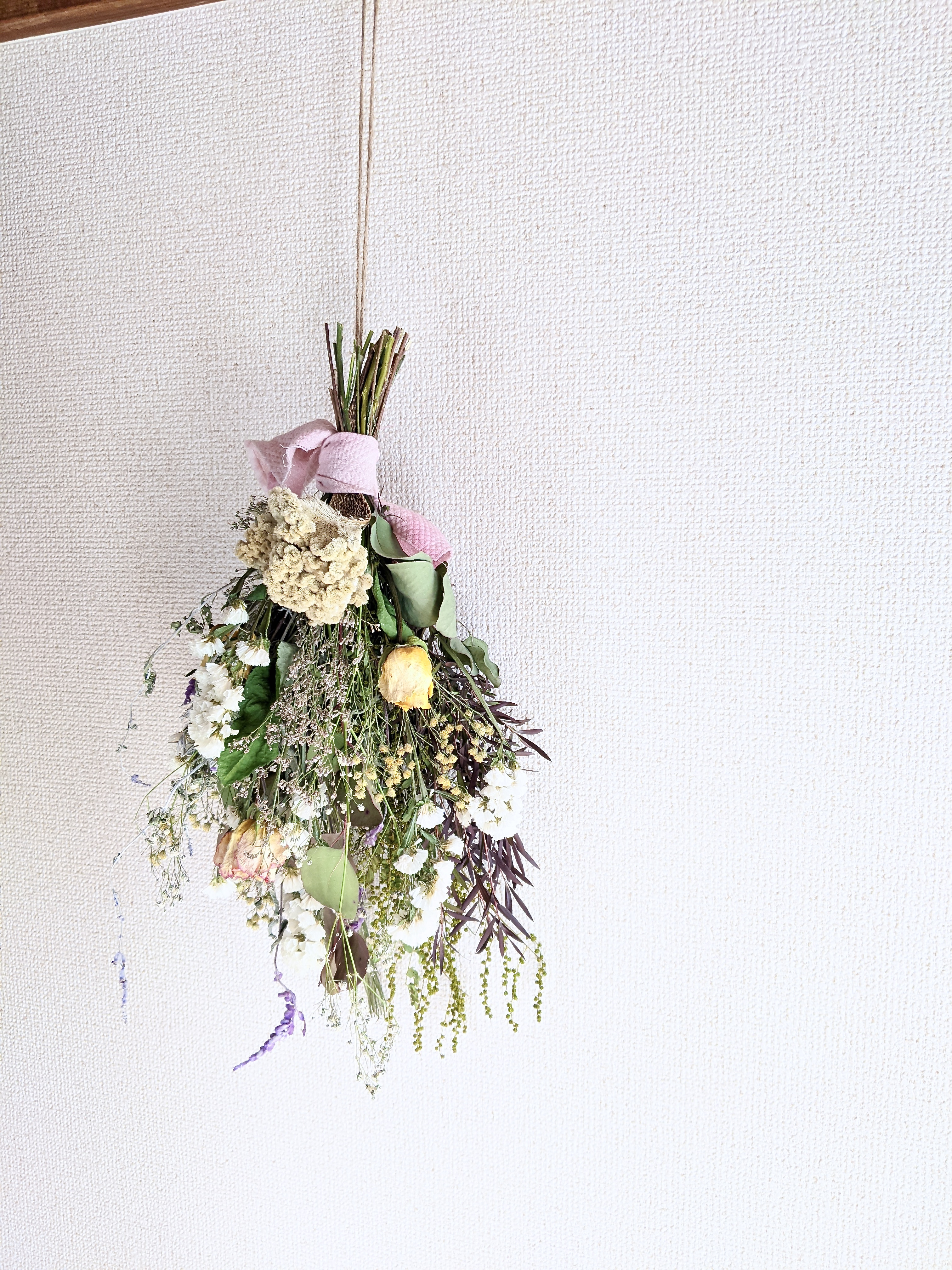 紅いユーカリポポラスと白のケイトウ スターチスなどのパステルカラーのレトロなドライフラワー スワッグ Iichi ハンドメイド クラフト作品 手仕事品の通販