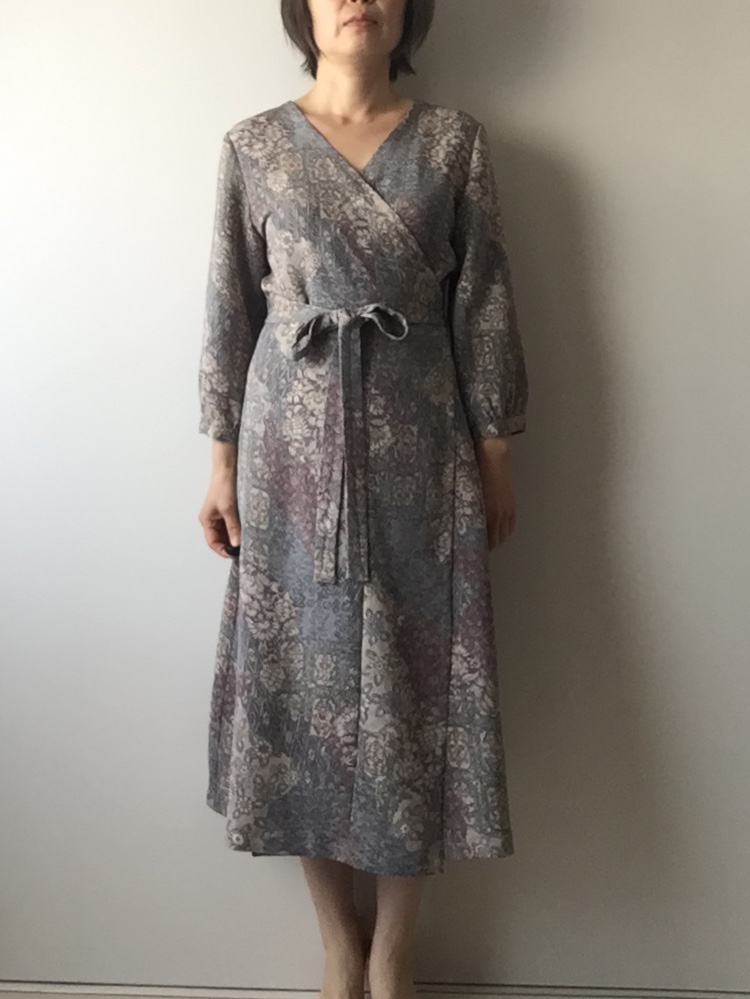 着物リメイクワンピース ちりめん裂き取り柄のカシュクールワンピース Iichi ハンドメイド クラフト作品 手仕事品の通販