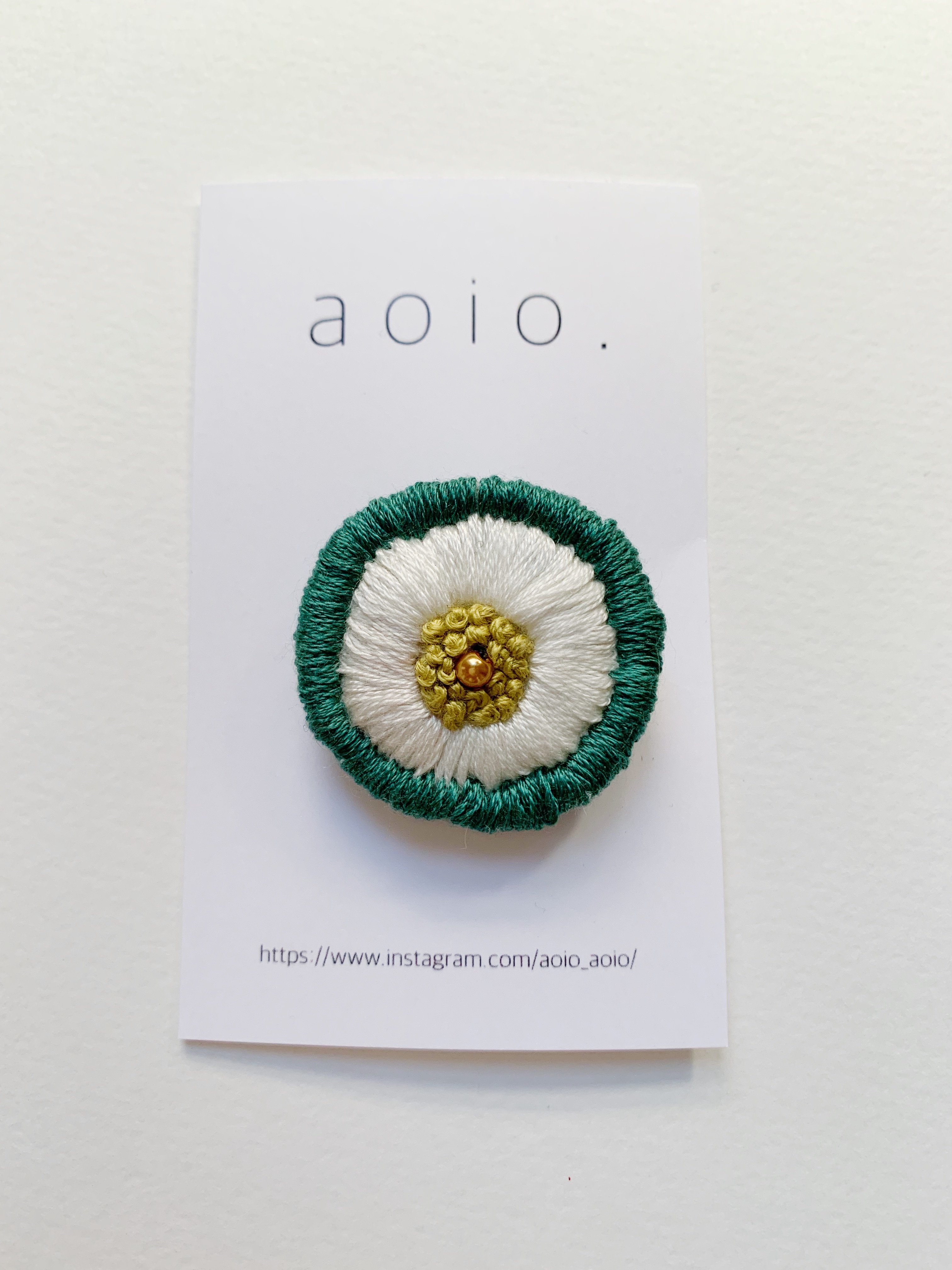 白い花と緑の刺繍ブローチ Iichi ハンドメイド クラフト作品 手仕事品の通販 白い花と緑の刺繍ブローチ Iichi ハンドメイド クラフト作品 手仕事品の通販